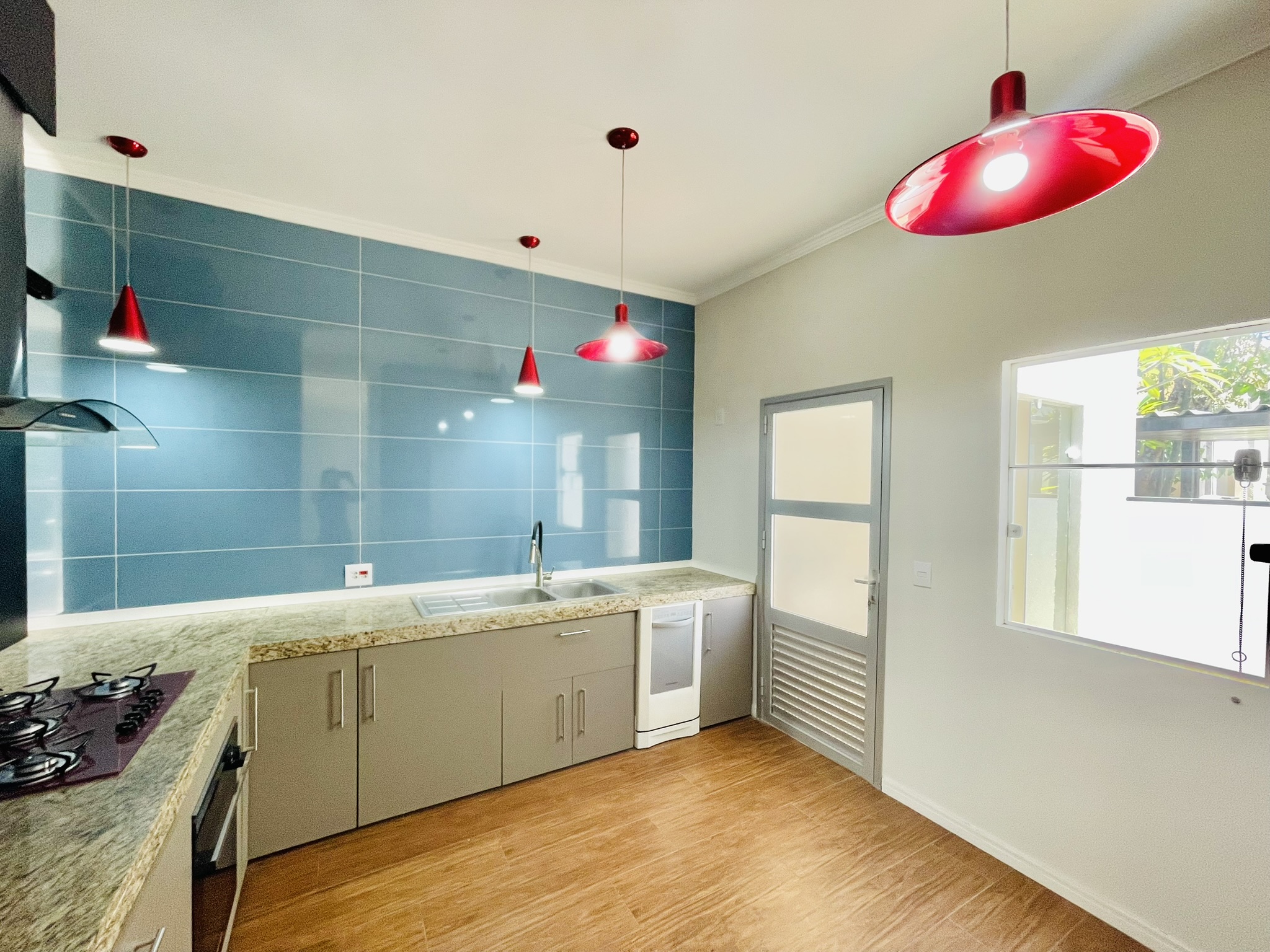 Casa à venda com 3 suítes no Condomínio Campos do Conde II em Tremembé/SP.