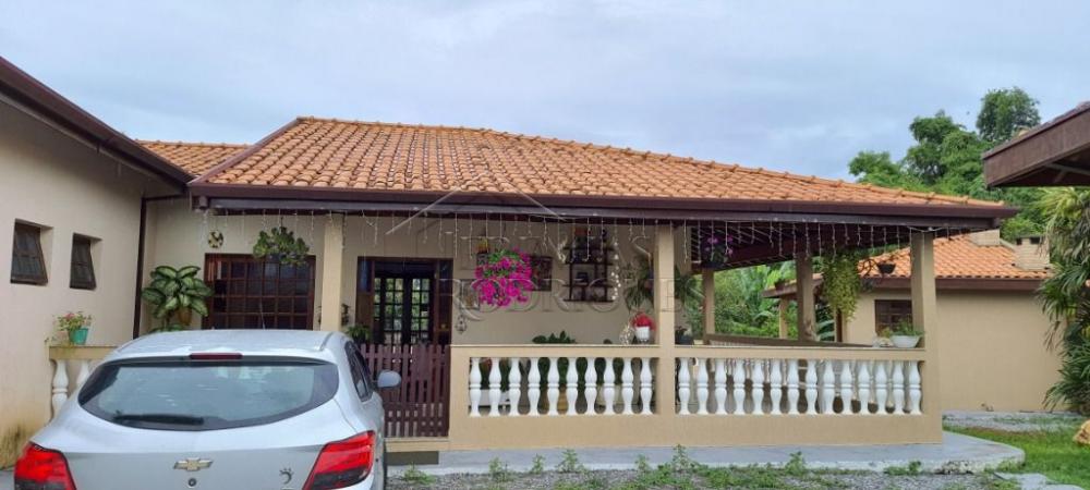 Chácara à venda com com 3 suítes no bairro Areão em Taubaté/SP. 