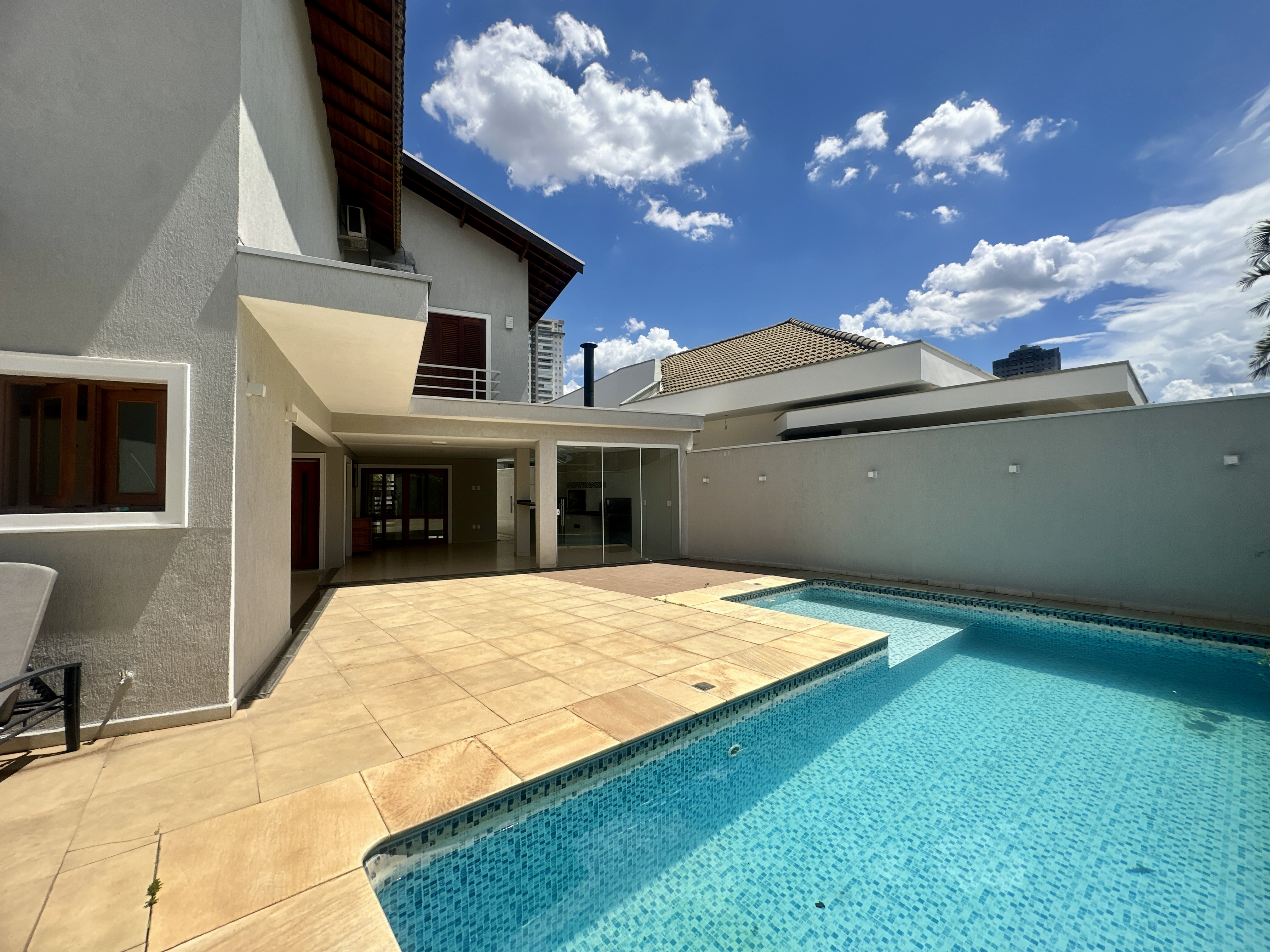 Casa para locação com 3 suítes no Condomínio Taubaté Village em Taubaté/SP. 