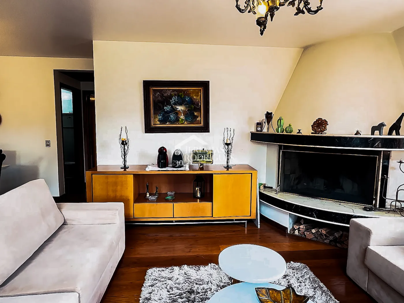 Casa à venda com 5 dormitórios no Condomínio Residencial Gran Ville em Campos do Jordão/SP.