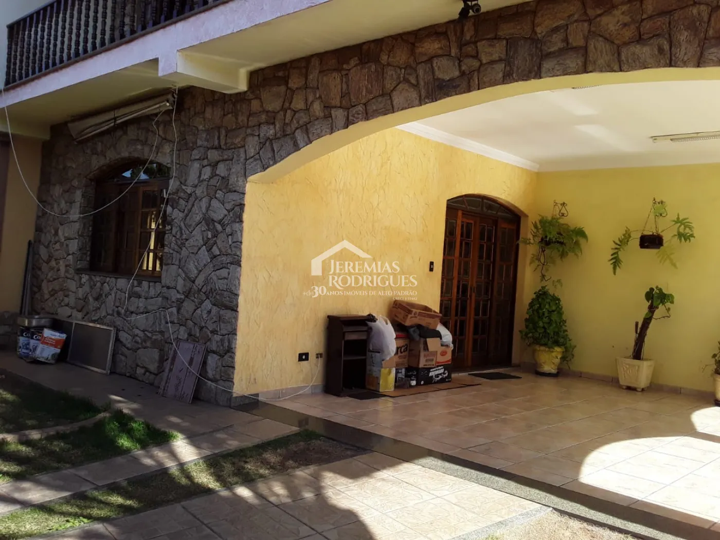 Casa sobradada à venda com 3 dormitórios no bairro Jardim Morumby em Taubaté/SP
