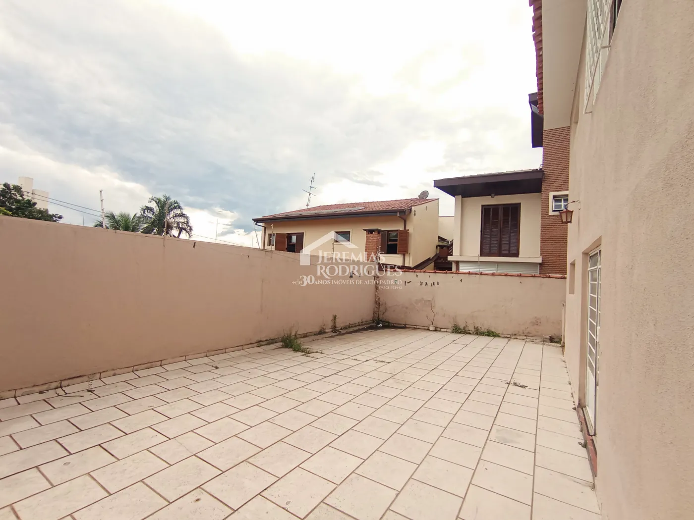 Casa para venda e locação no bairro Jardim Eulária em Taubaté/SP.