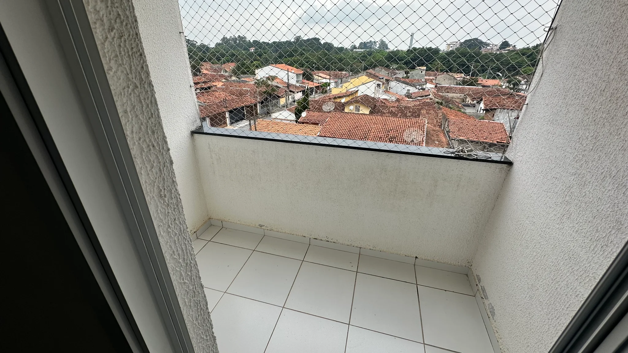 Apartamento para locação com 2 dormitórios no Condomínio Andrade em Pindamonhangaba/SP. 