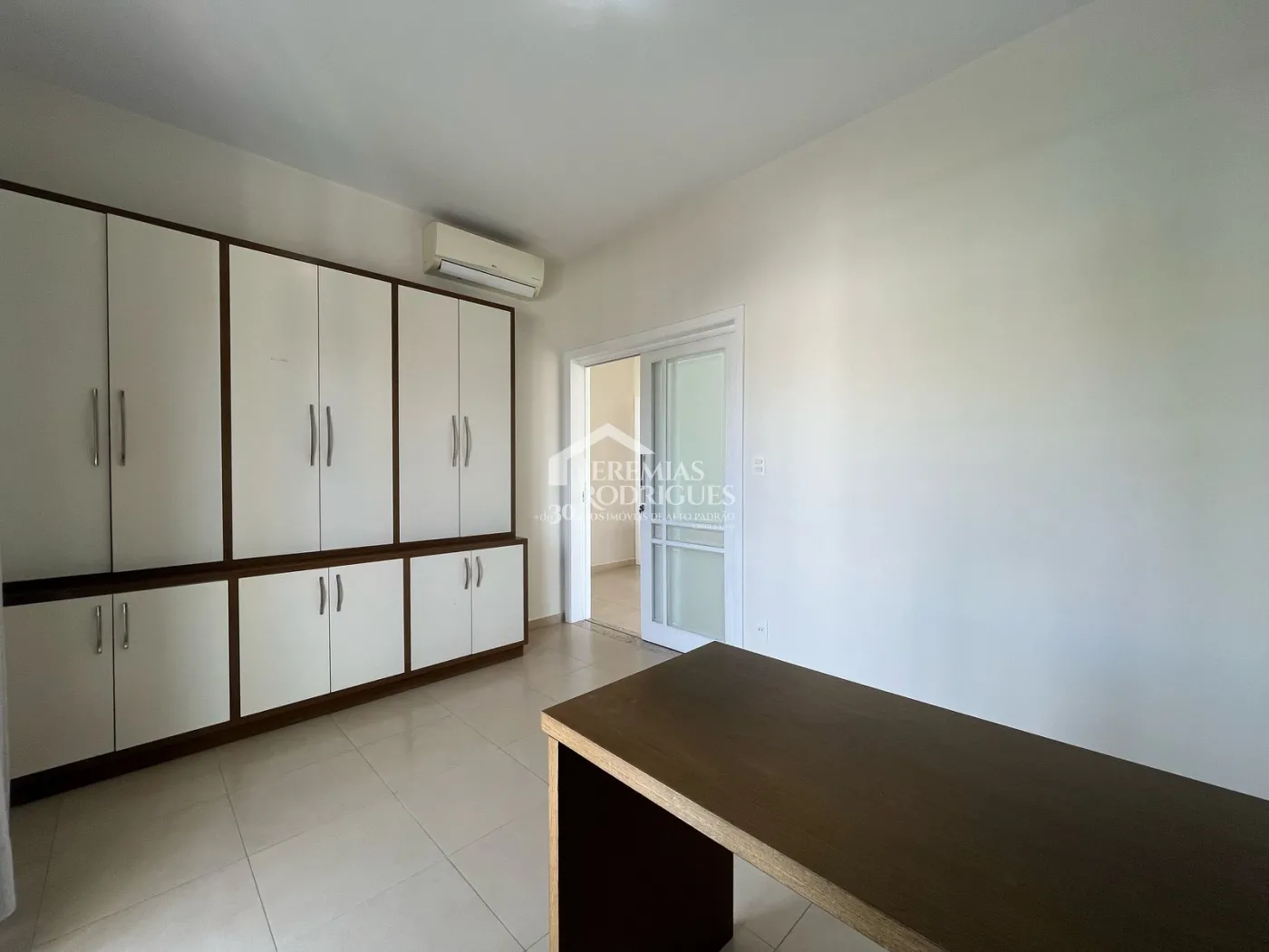 Casa à venda com 4 suítes no Condomínio Taubaté Village em Taubaté/SP.