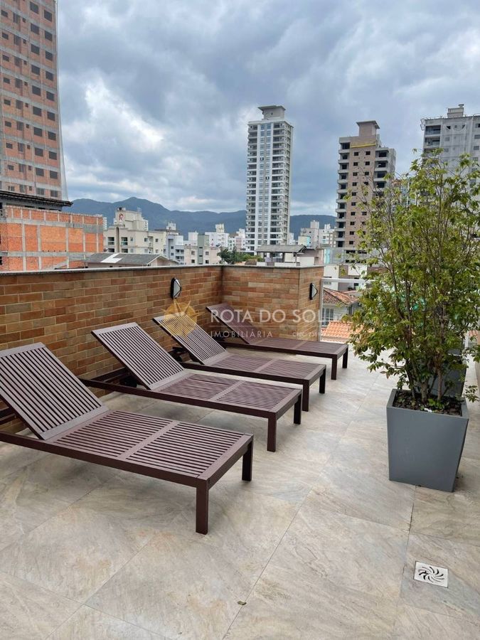 Comodoro apartamento mobiliado com 3 suítes e 2 vagas na Meia Praia Itapema SC