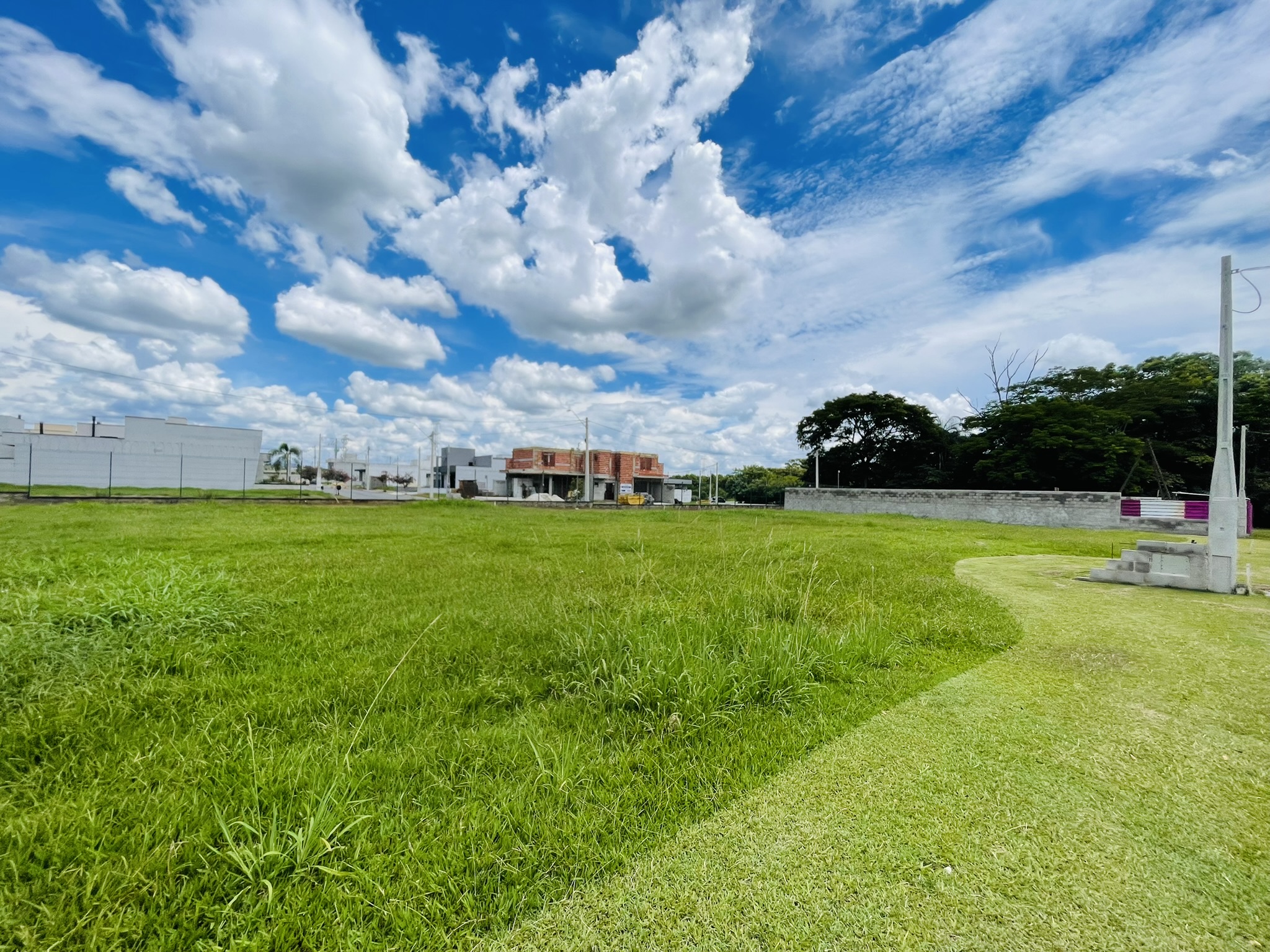 Terreno à venda com 420 m² no Condomínio Reserva Bonsucesso em Pindamonhangaba/SP. 