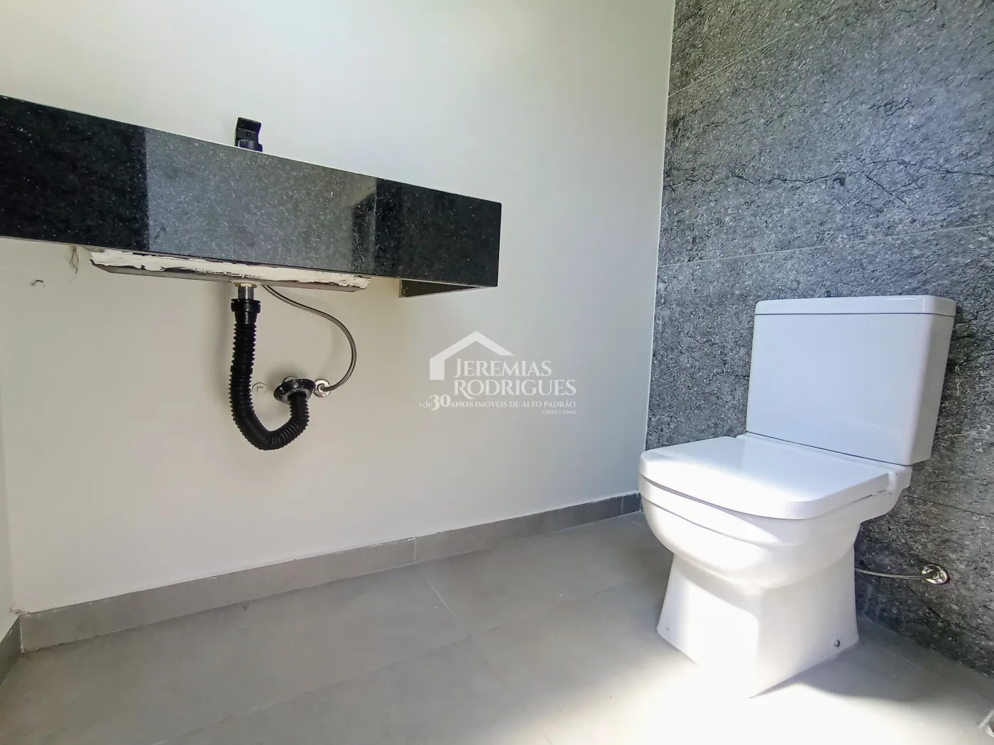 Casa à venda com 3 suítes no Condomínio Quinta das Palmeiras em Taubaté/SP.