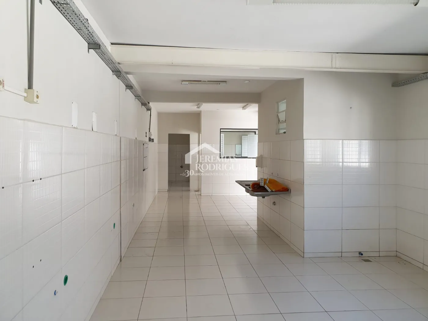 Galpão à venda no bairro Jardim Jaraguá em Taubaté/SP.