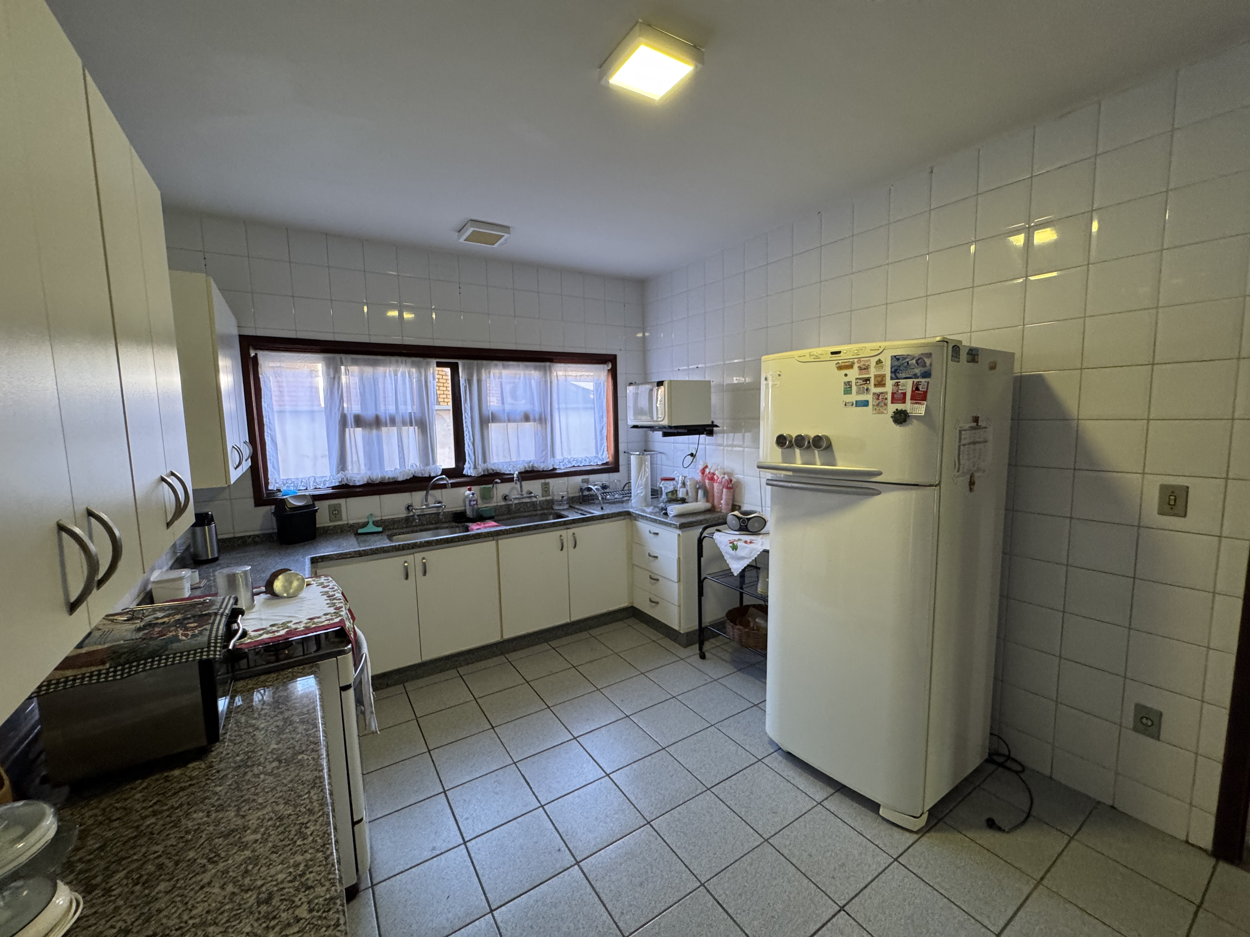 Casa à venda com 4 dormitórios no Condomínio Village Paineiras em Pindamonhangaba/SP.