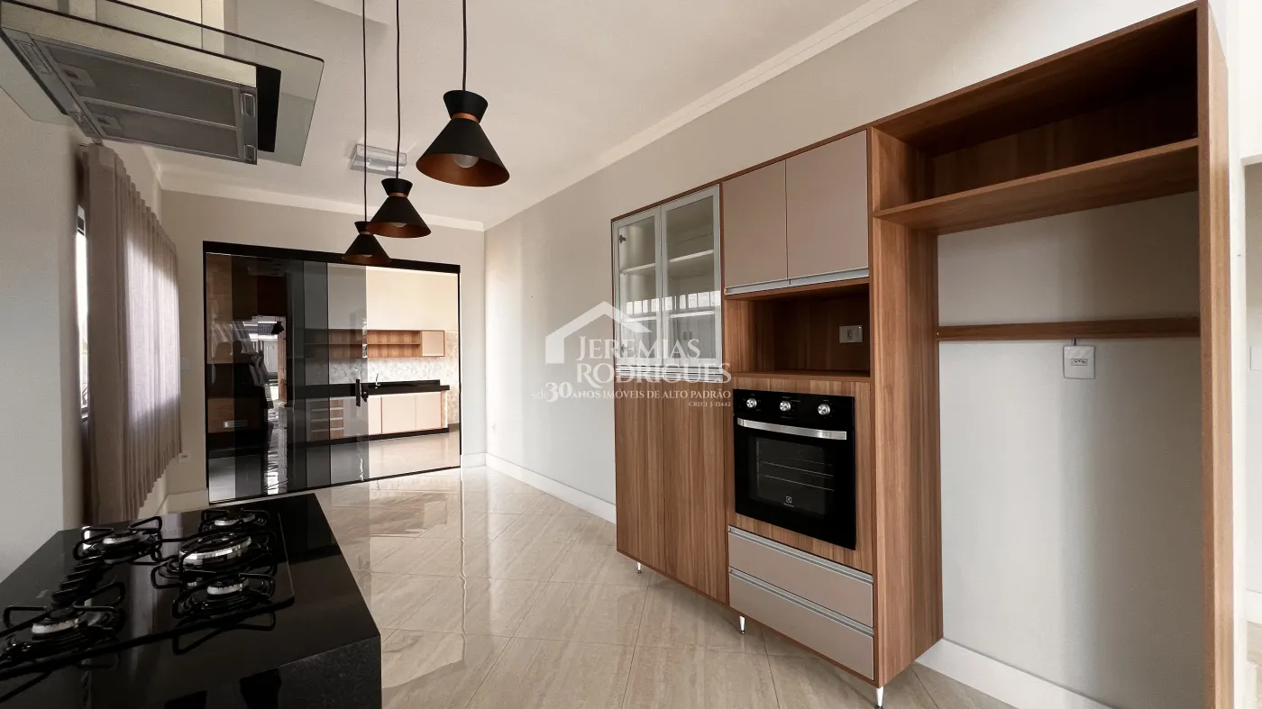 Casa à venda com 3 dormitórios no Condomínio Campos do Conde II em Tremembé/SP.