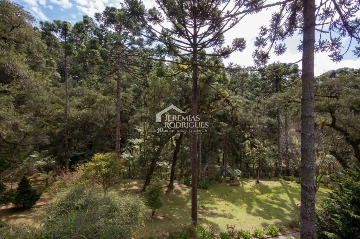 Casa à venda com 5 dormitórios no Jardim Embaixador em Campos do Jordão/SP