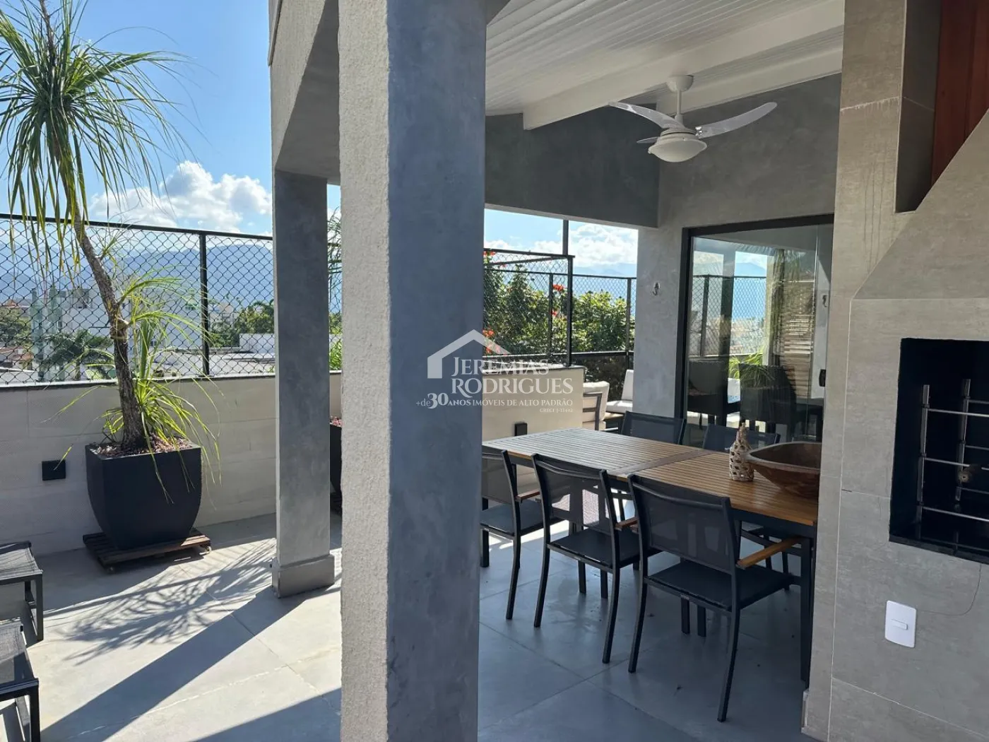Apartamento duplex à venda com 3 dormitórios, 194 m² no Condomínio Lauro Rezende em Ubatuba/SP.