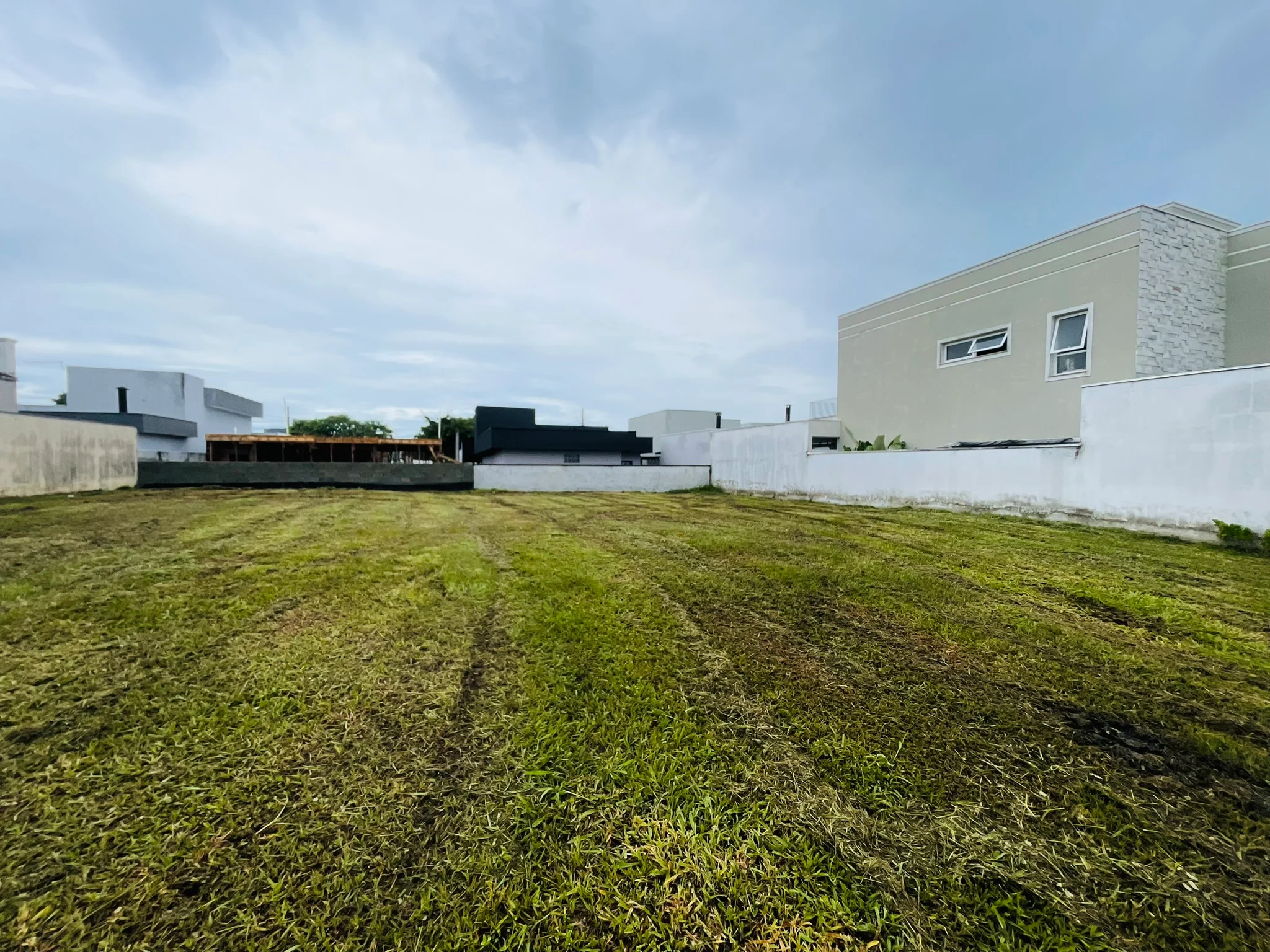 Terreno à venda com 300 m² no Condomínio Ouro Ville em Taubaté/SP. 