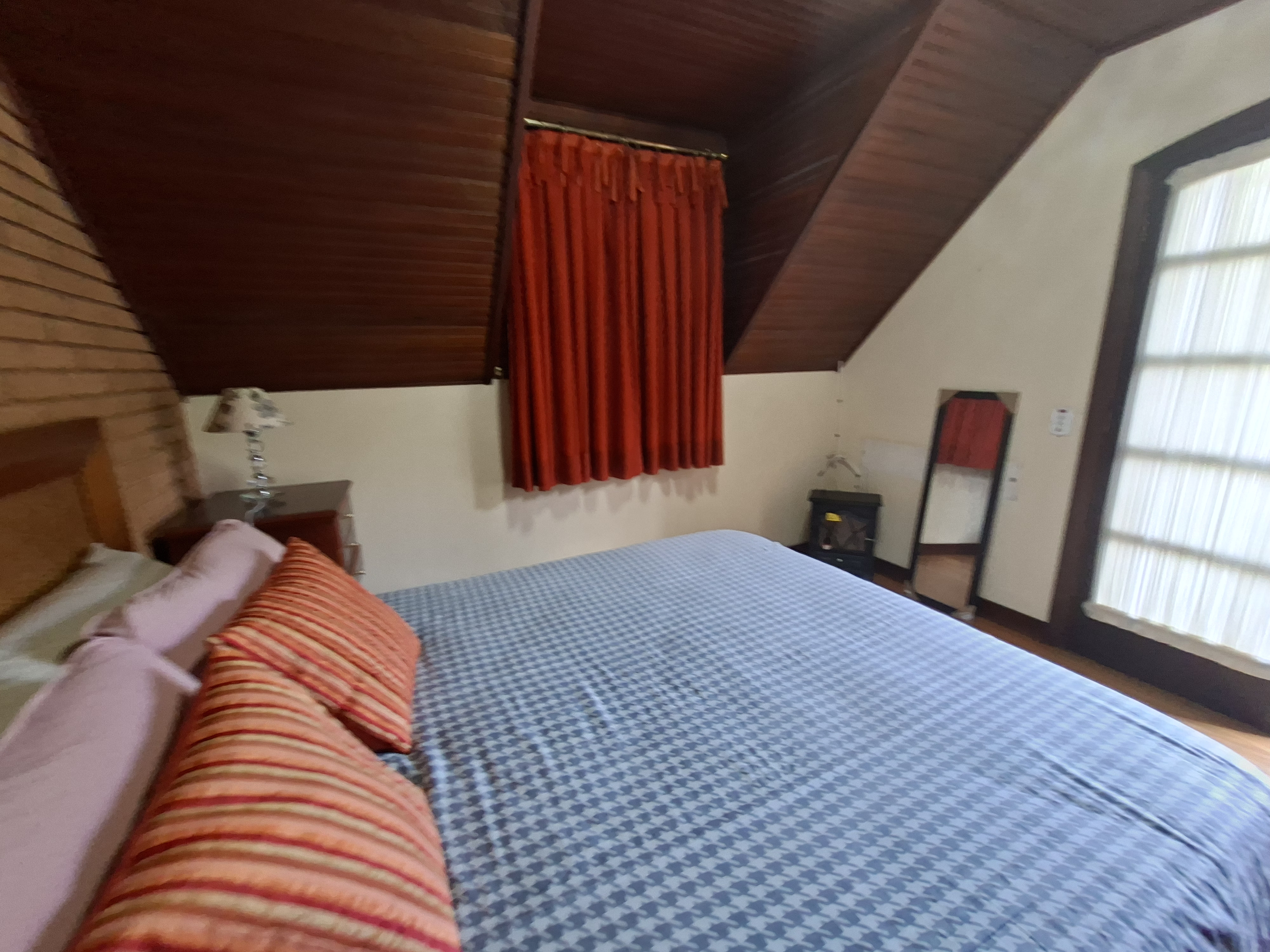 Casa para locação com 3 dormitórios no Morro do Elefante em Campos do Jordão/SP.