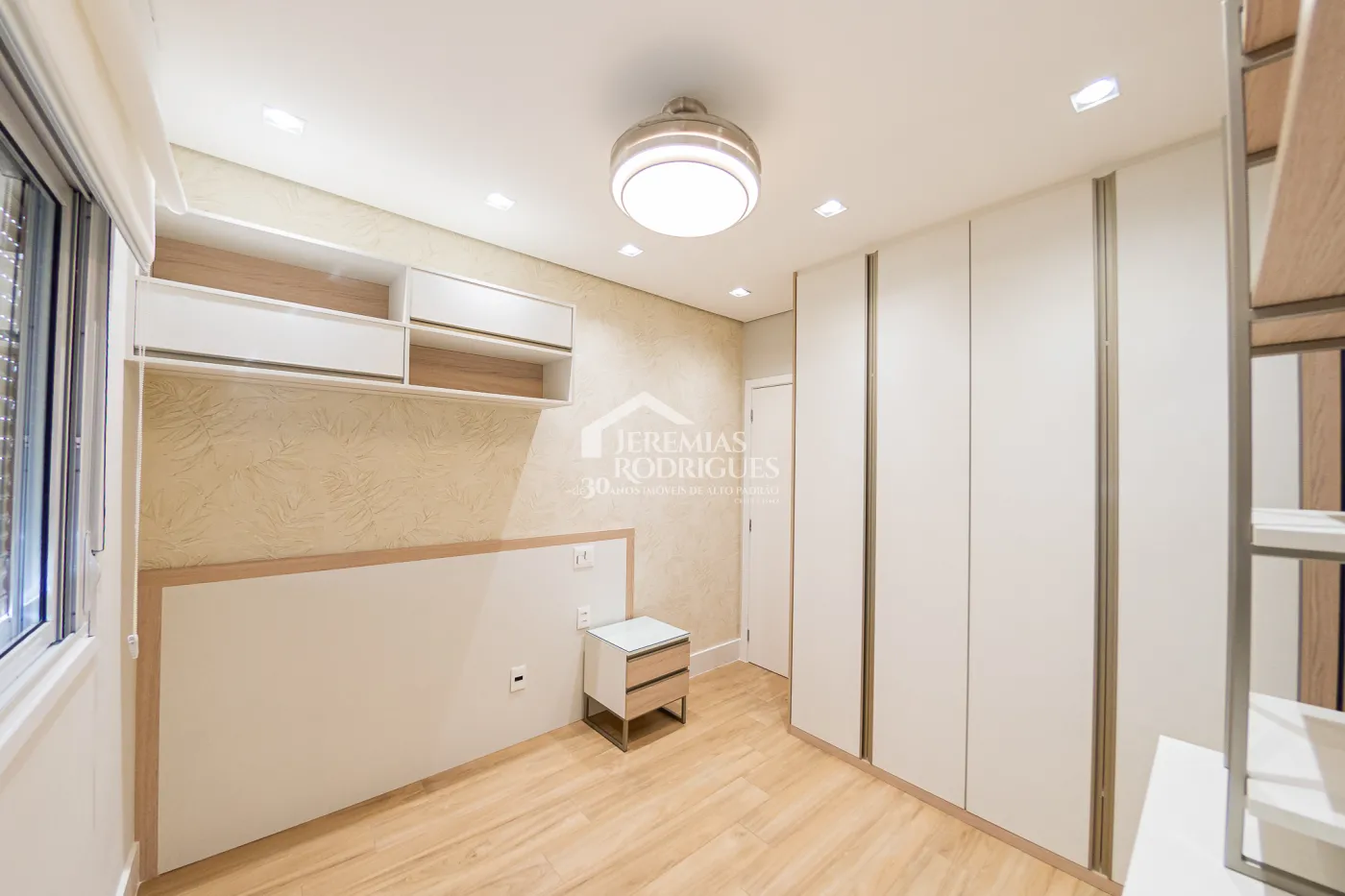 Apartamento à venda com 3 dormitórios, 98 m² no Edifício Bauhaus em Pindamonhangaba/SP.