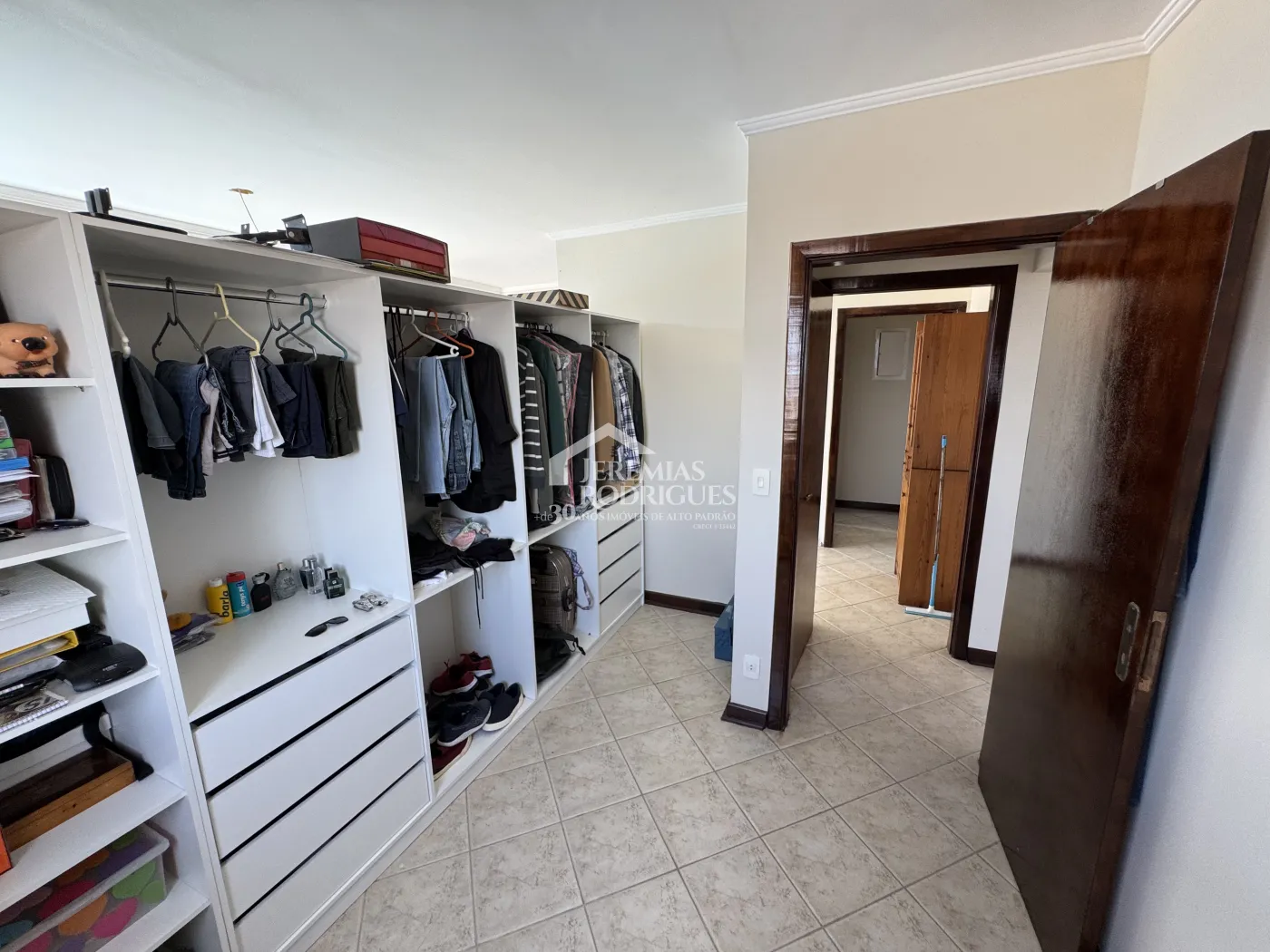 Apartamento à venda com 3 suítes, 276 m² no Edifício Vienna em Pindamonhangaba/SP.
