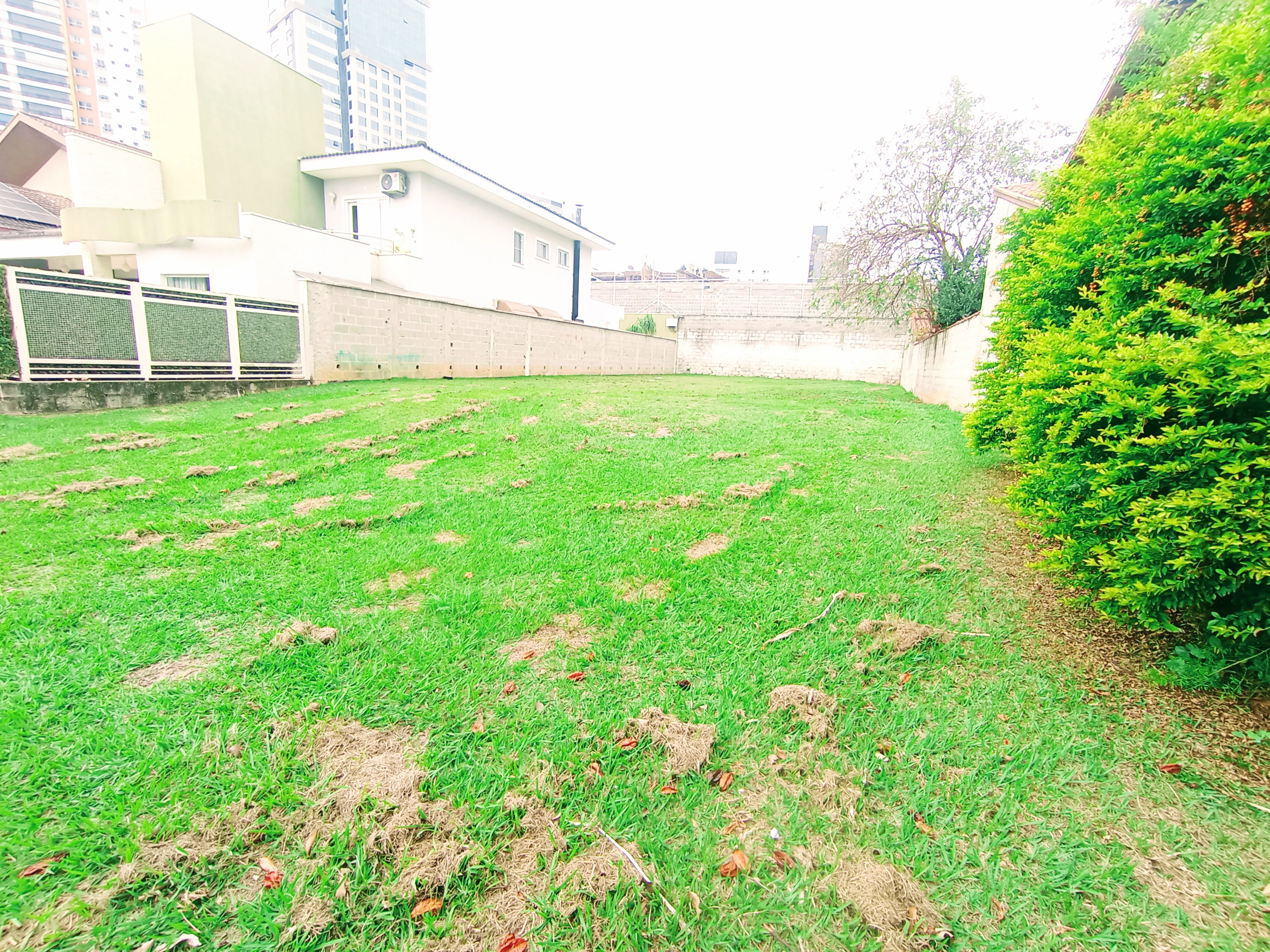 Terreno à venda com 445 m² no Condomínio Taubaté Village em Taubaté/SP. 