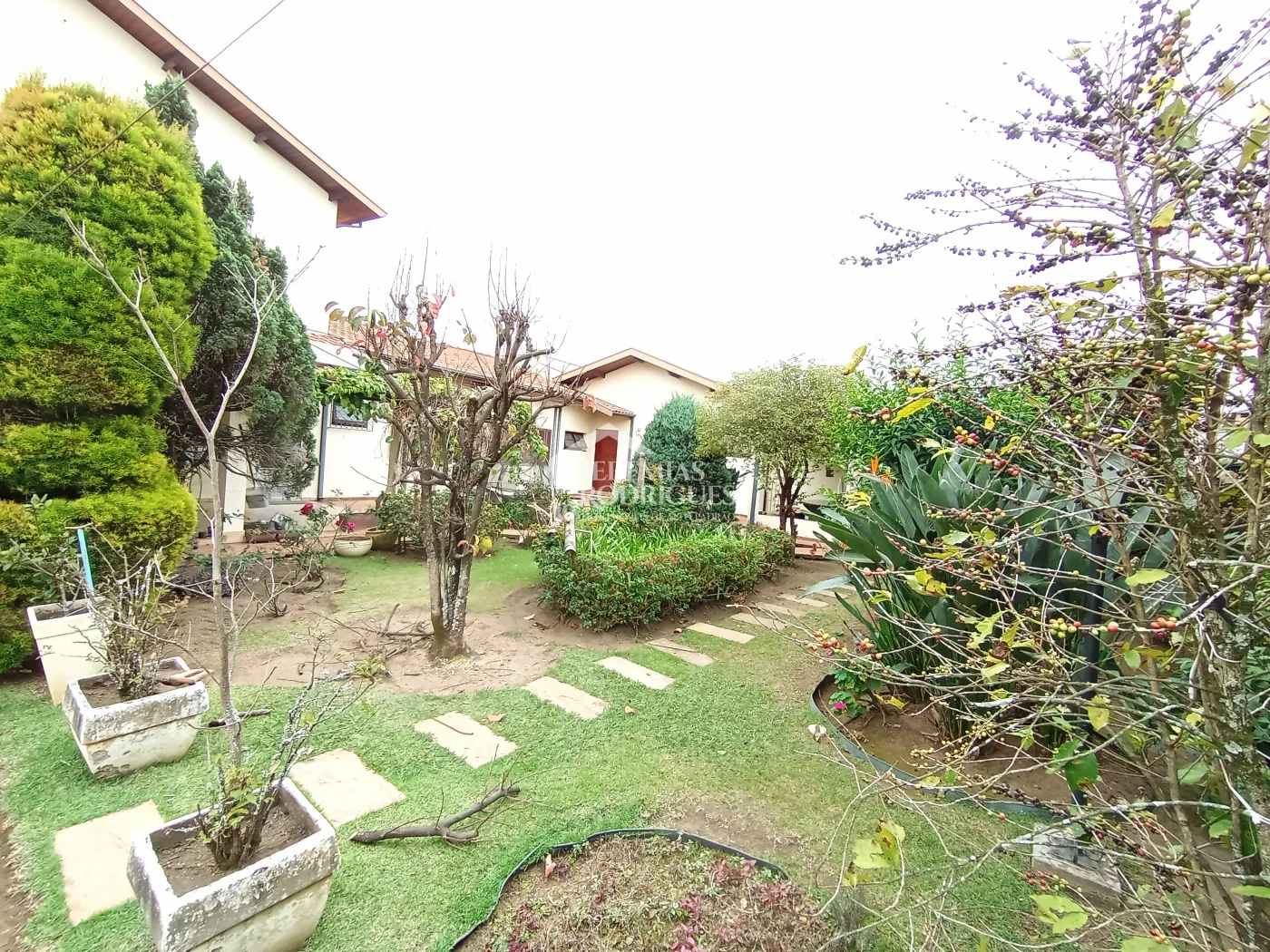 Casa para venda e locação com 3 suítes no bairro Parque das Flores em Taubaté/SP.