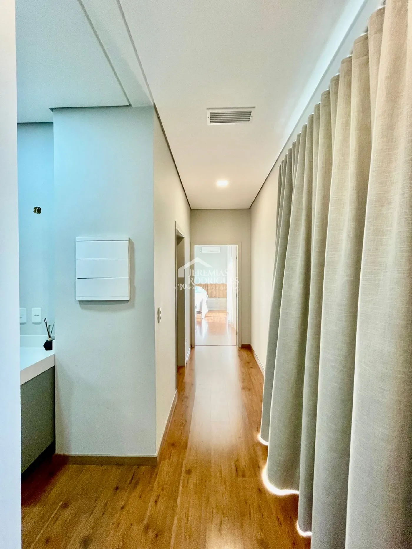 Casa à venda com 3 dormitórios no Condomínio Village da Serra em Tremembé/SP.