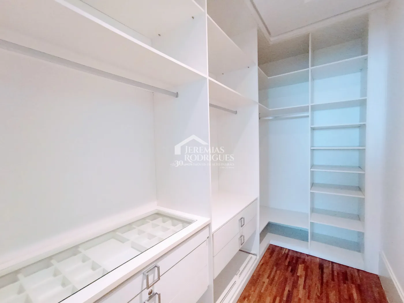 Casa para venda e locação com 4 suítes no Condomínio Taubaté Village em Taubaté/SP.