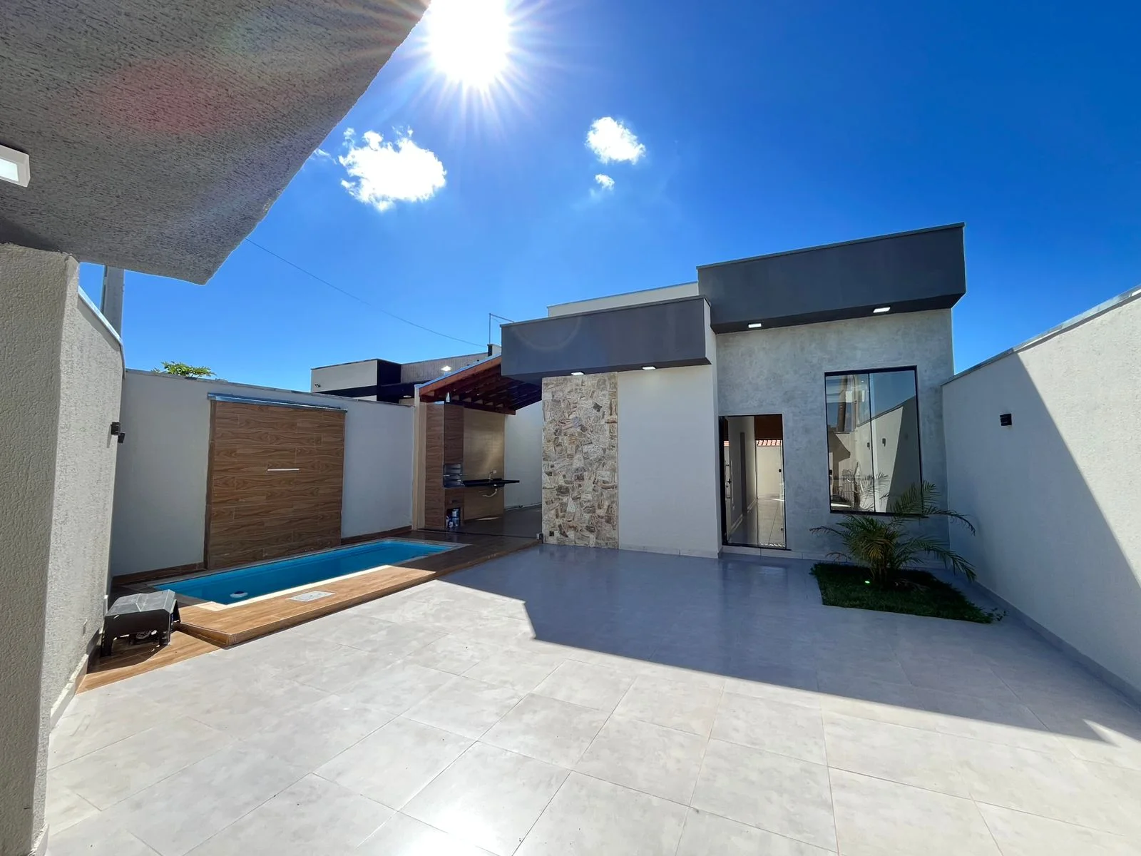 Casa à Venda em Pindamonhangaba com Piscina Privativa — 3 Dormitórios, Suíte, 102 m² | Próxima ao Centro