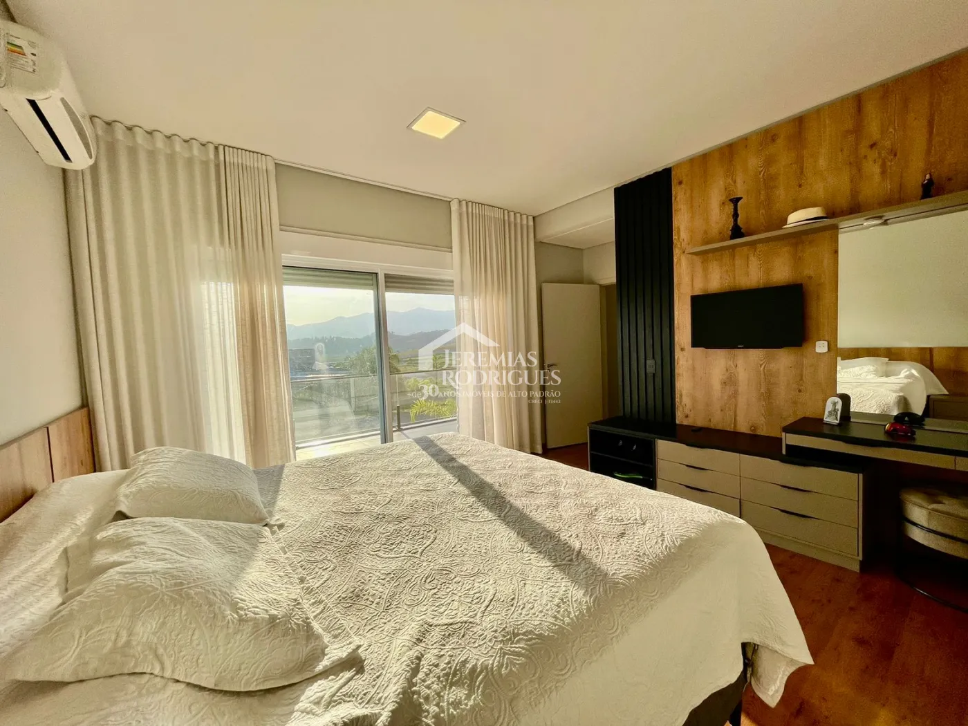 Casa à venda com 3 dormitórios no Condomínio Village da Serra em Tremembé/SP.