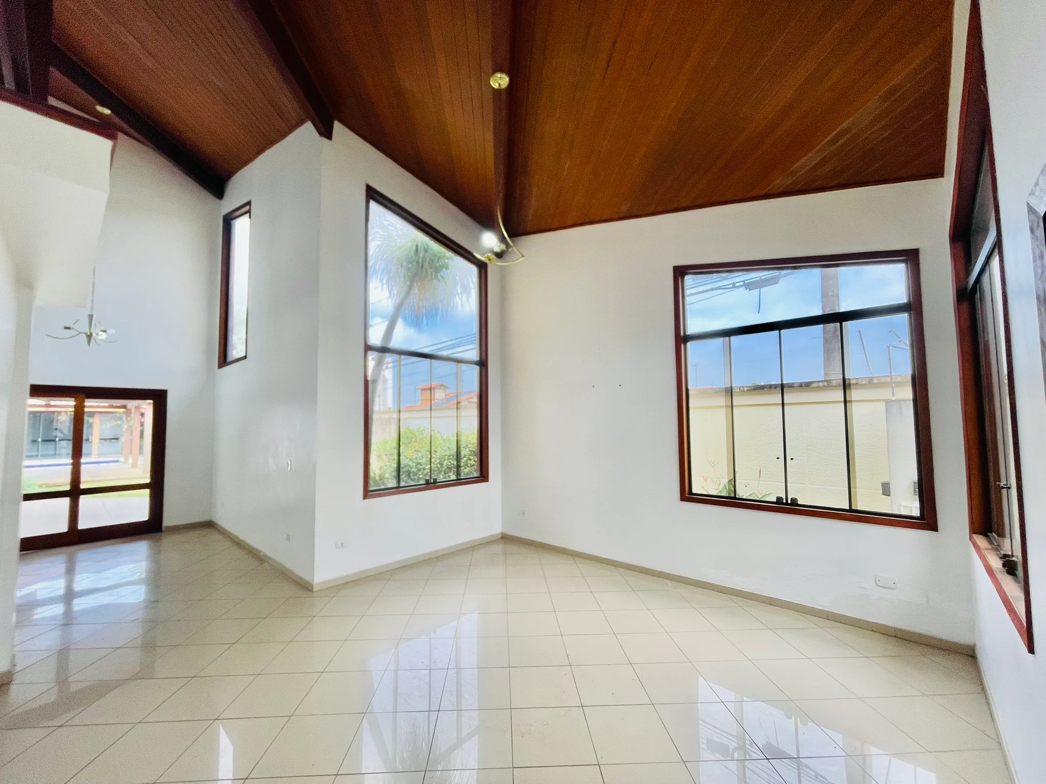 Casa para venda e locação no bairro Lessa em Pindamonhangaba/SP.