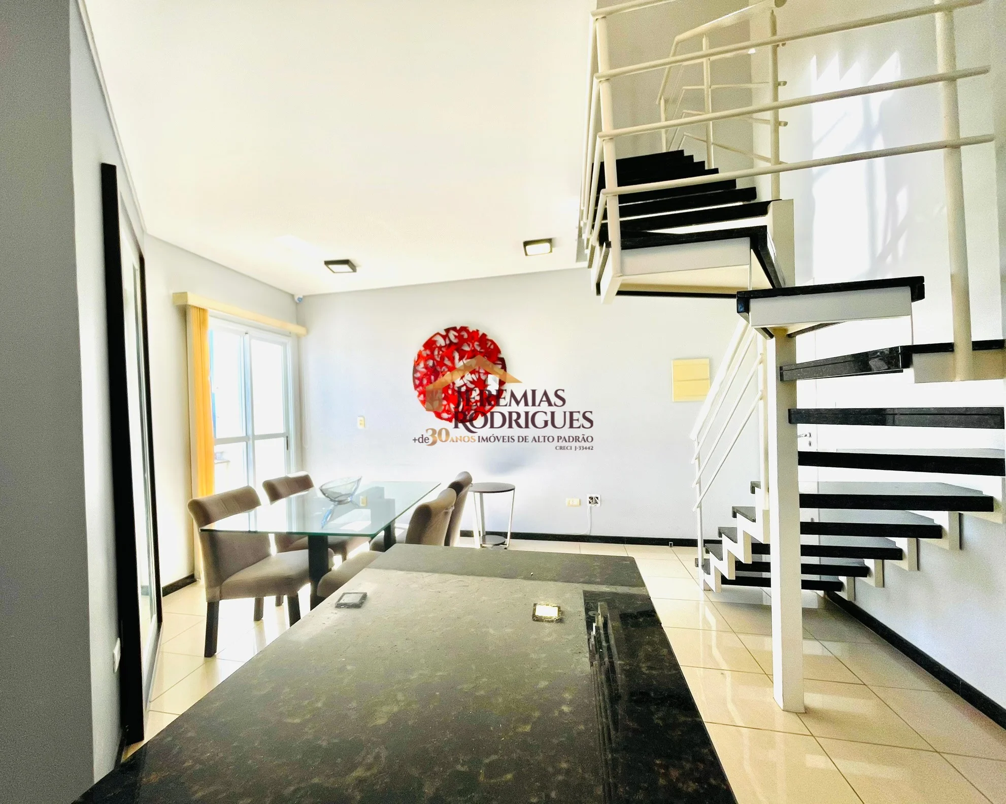 Cobertura Duplex semimobiliada para locação no Edifício Village Towers em Taubaté/SP.