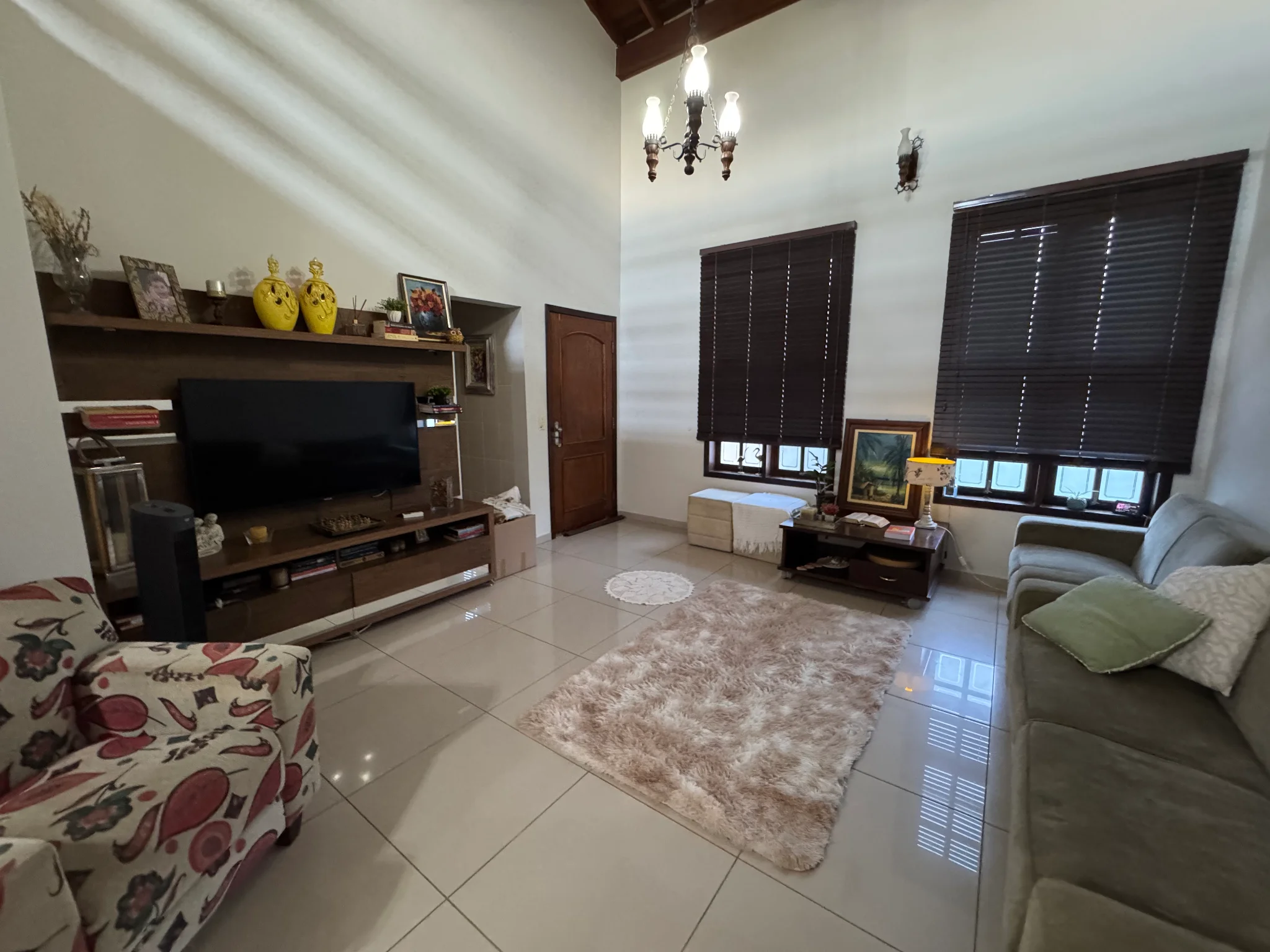 Casa à venda no bairro Jardim Residencial Doutor Lessa em Pindamonhangaba/SP. 