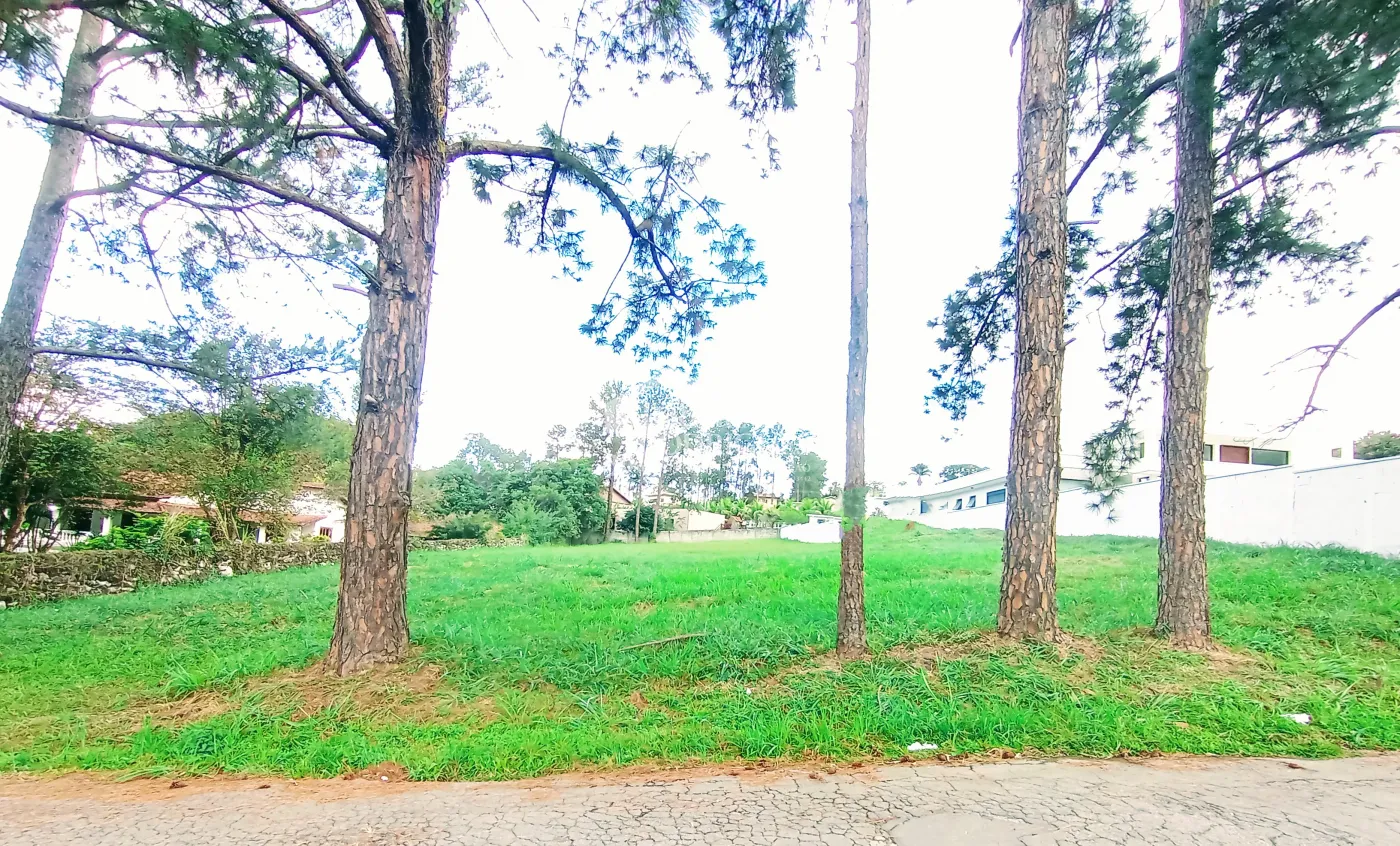 Terreno à venda com 2.293 m² no Condomínio Chácaras Cataguá em Taubaté/SP.