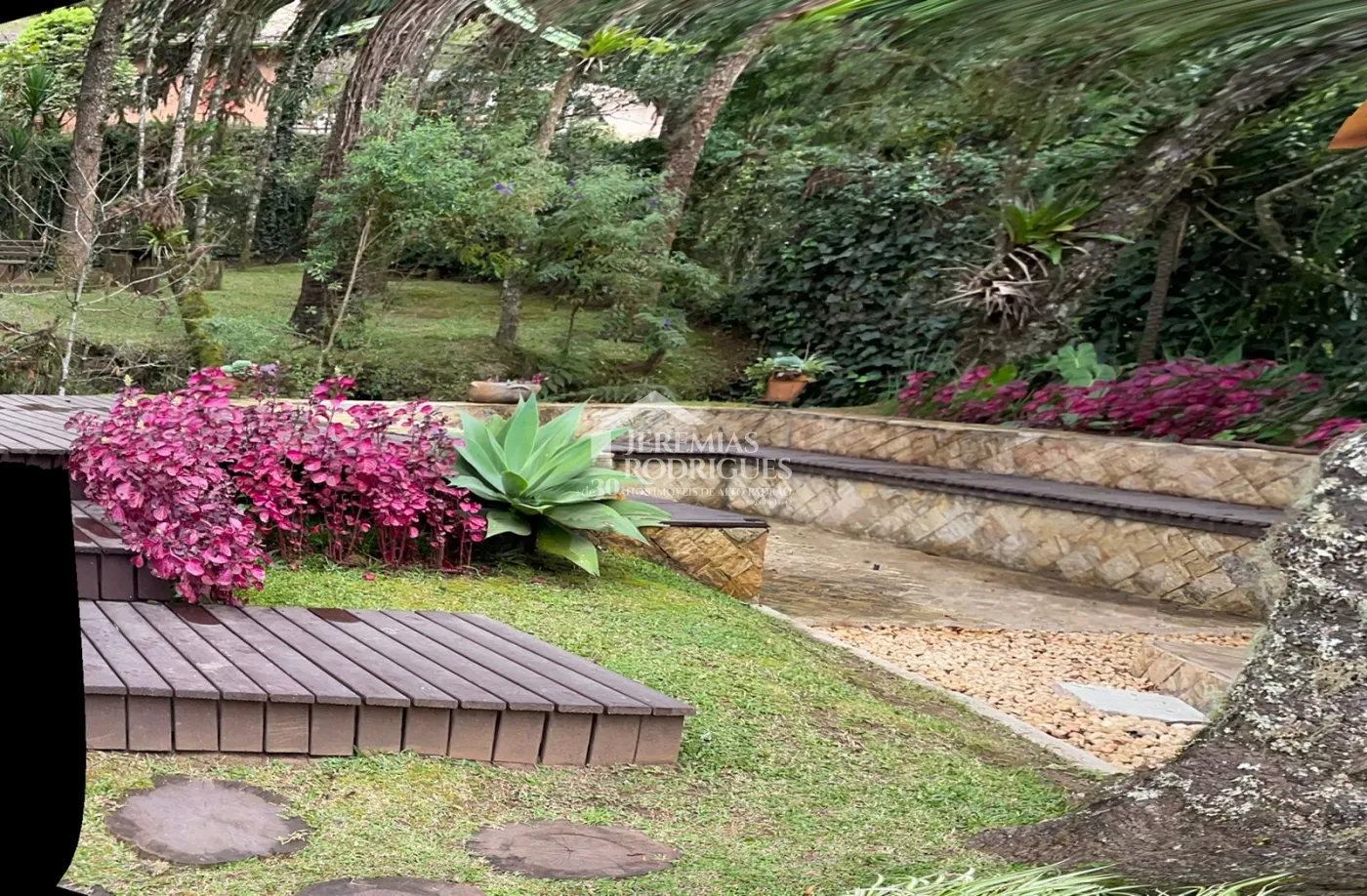 Apartamento com 3 dormitórios, 186 m² -  Condomínio Nouvelle Ville - Campos do Jordão/SP