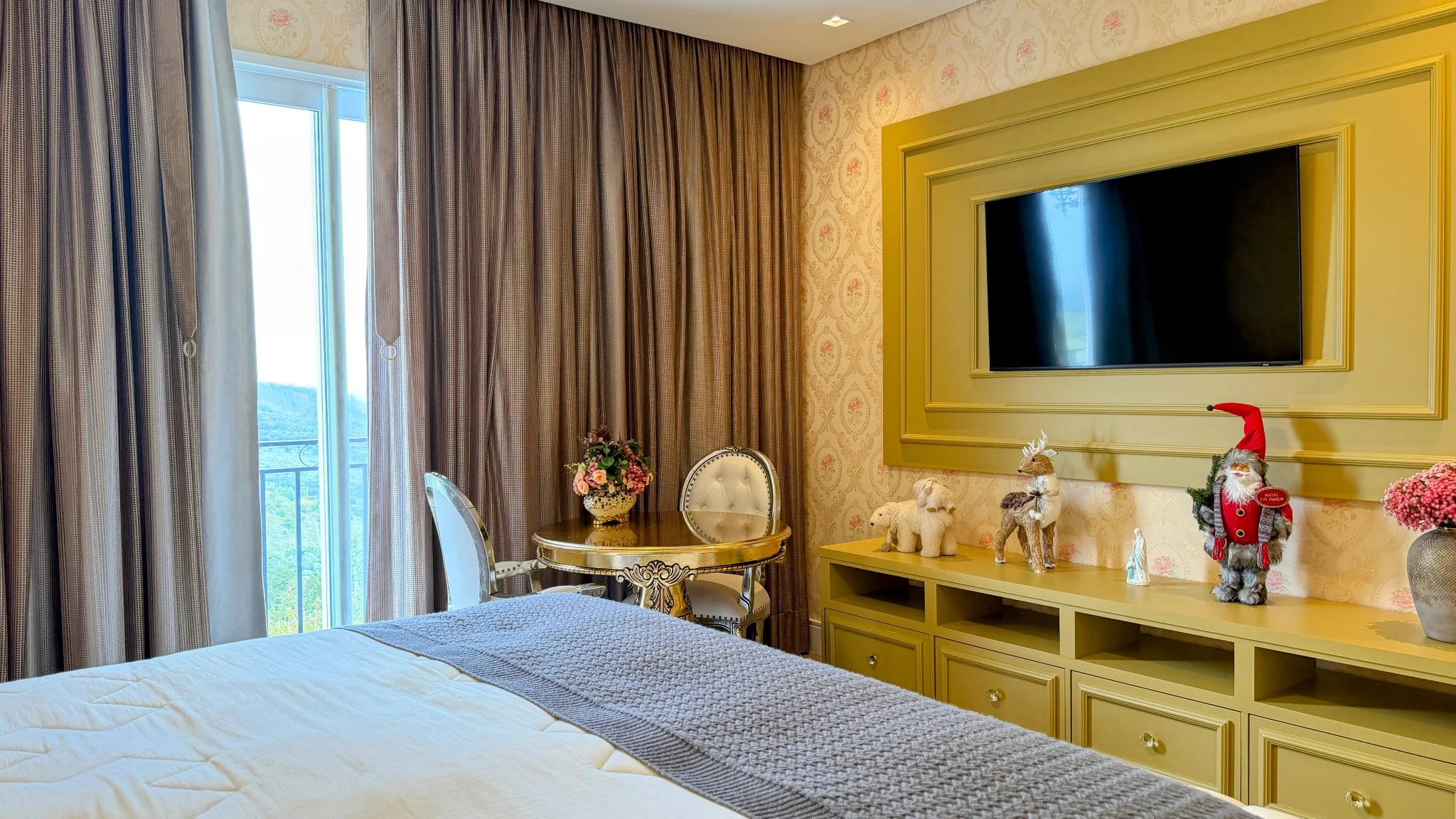 Casa à venda com 4 suítes no  Condomínio Iporanga em Campos do Jordão/SP. 