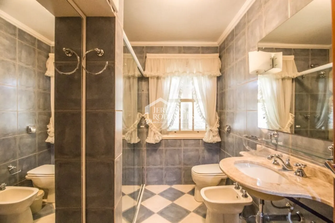 Casa à venda com 5 dormitórios no Jardim Embaixador em Campos do Jordão/SP