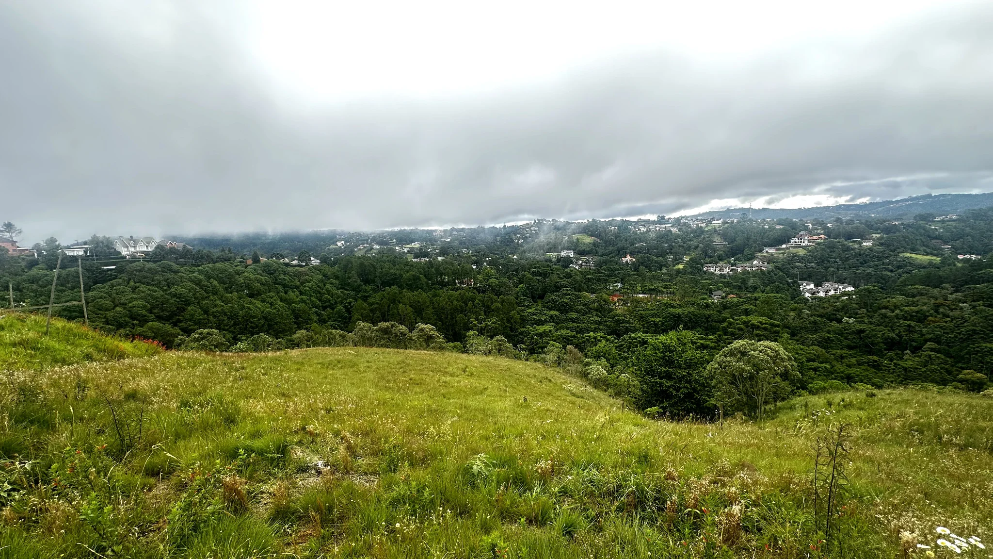 Terreno à venda com 2.650 m² no Condomínio Reserva Figueiredo em Campos do Jordão/SP. 
