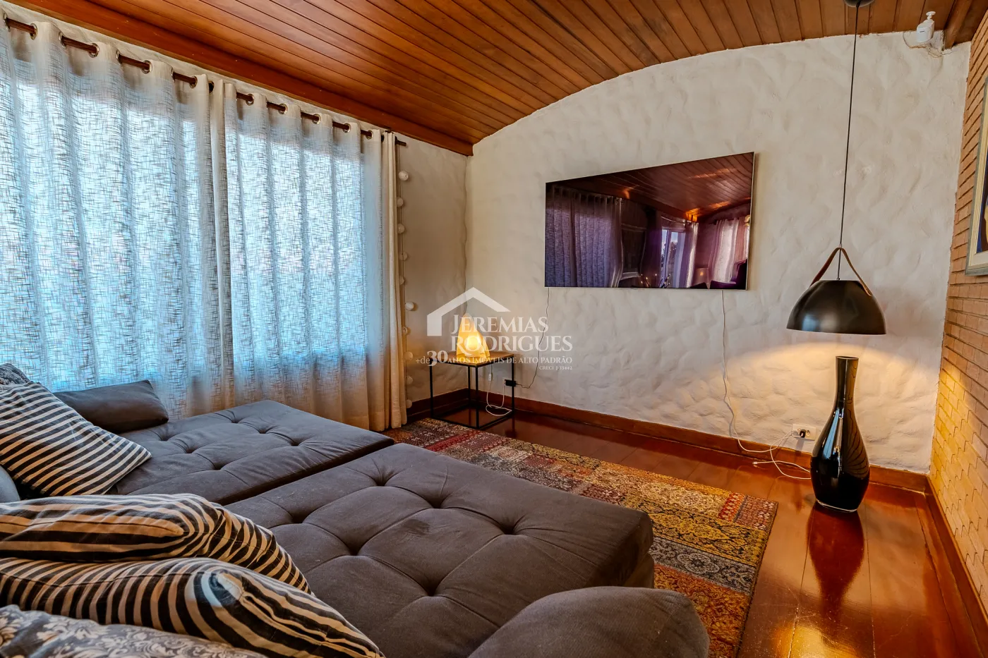 Casa à venda com 3 dormitórios, no bairro Vila Belvedere em Campos do Jordão/SP.