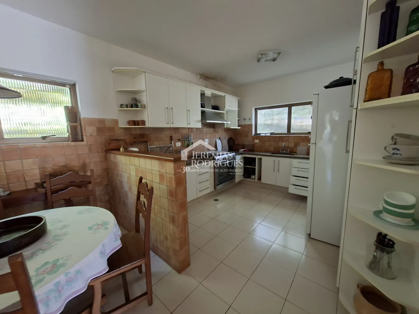 Casa à venda com 4 dormitórios no Condomínio Jardim Véu da Noiva em Campos do Jordão/SP.