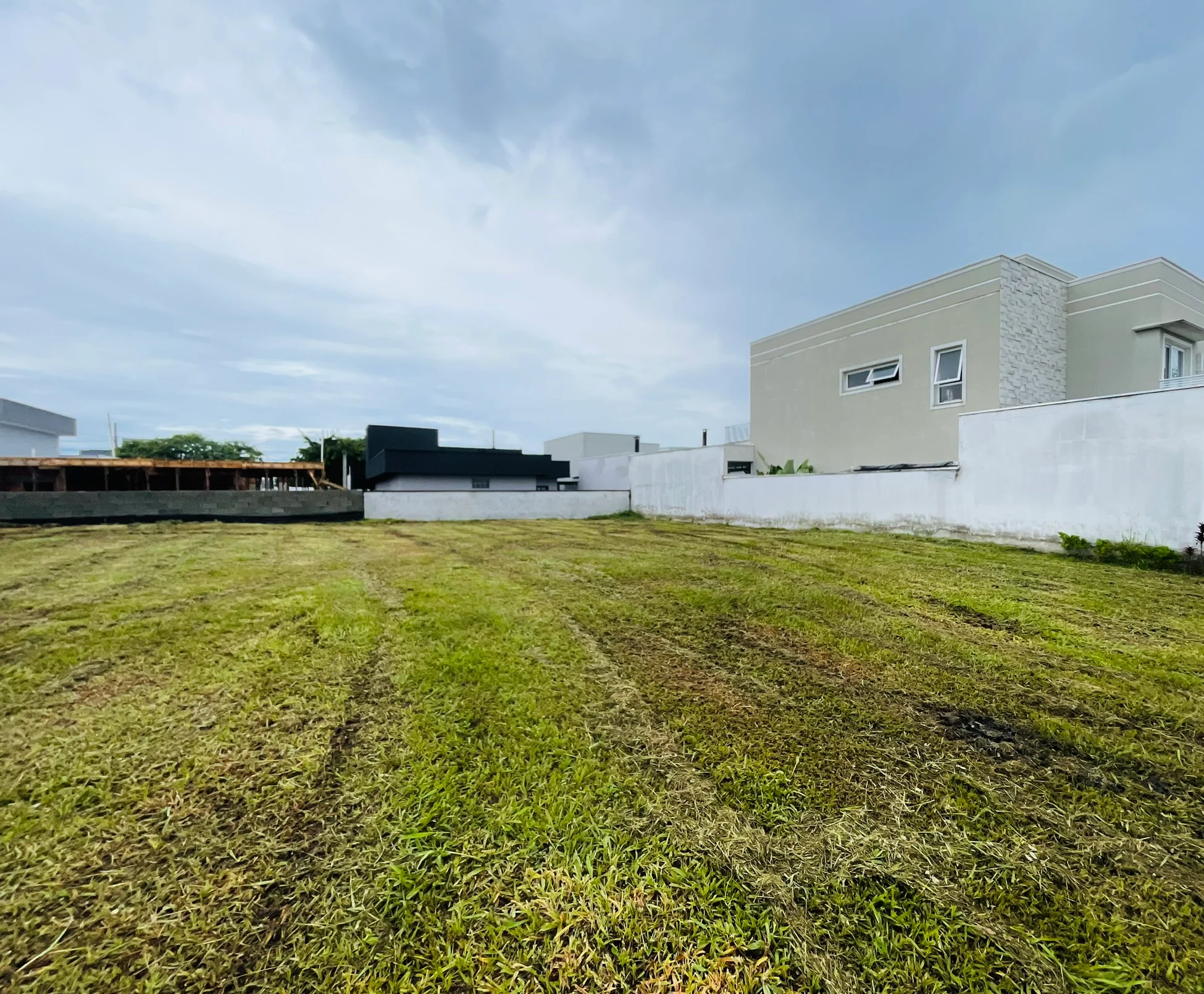 Terreno à venda com 300 m² no Condomínio Ouro Ville em Taubaté/SP. 