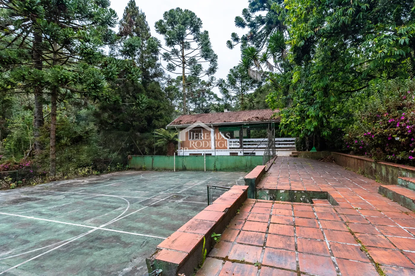 Casa com 7 dormitórios, 924 m² - Recanto das Araucárias - Campos do Jordão/SP