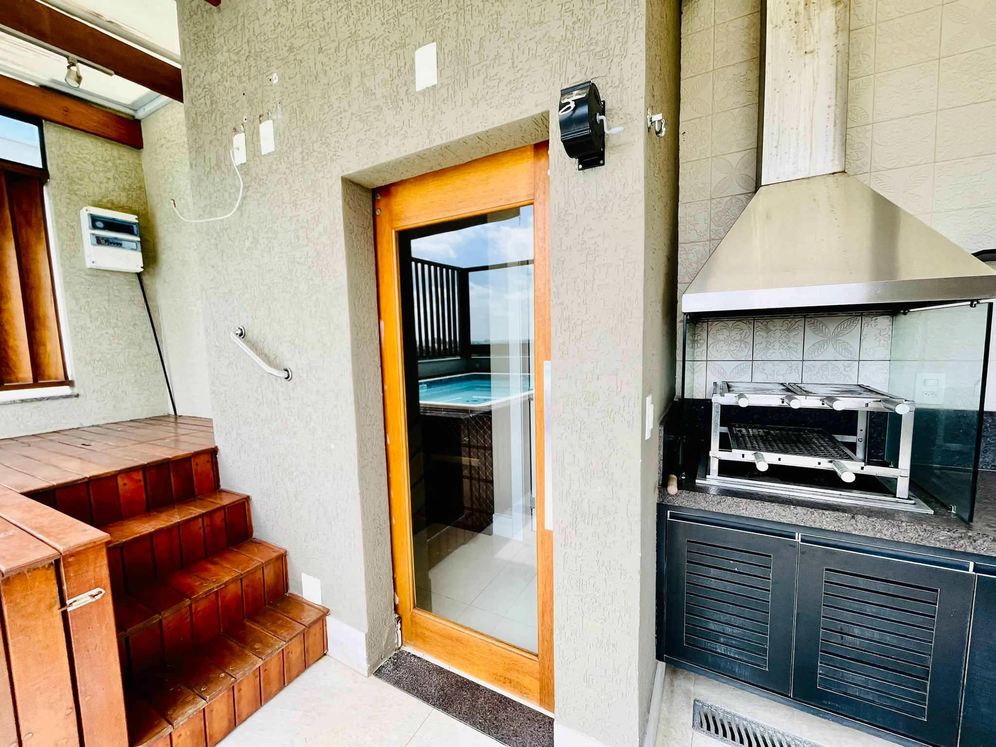 Cobertura duplex com 3 dormitórios no Condomínio Monte Castelo em  Taubaté/SP. 