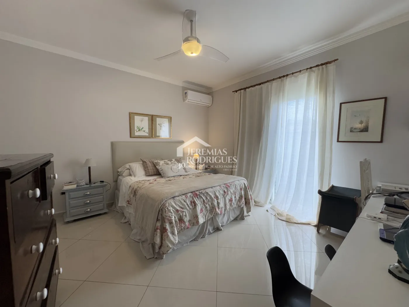 Casa à venda com 3 suítes no Condomínio Real Ville em Pindamonhangaba/SP.