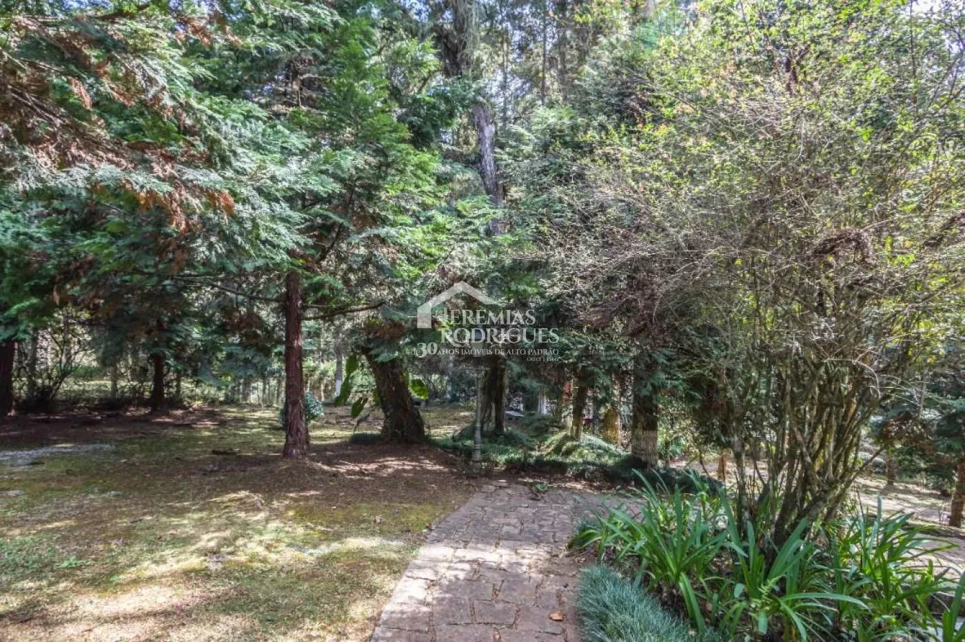 Casa à venda com 5 dormitórios no Jardim Embaixador em Campos do Jordão/SP