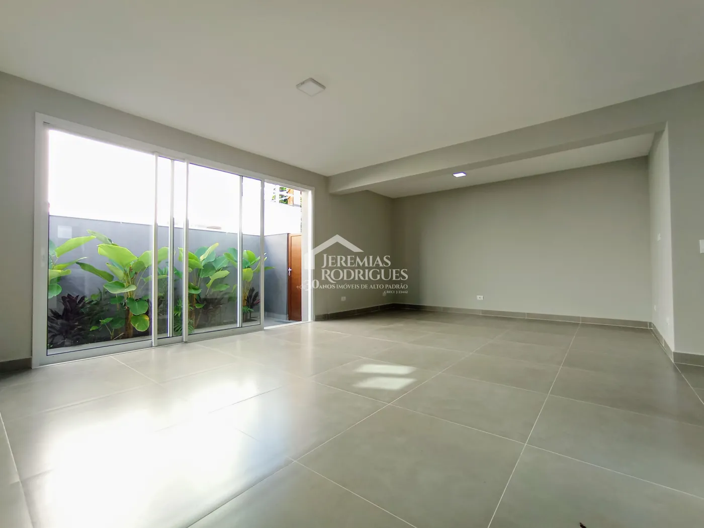 Casa à venda com 3 dormitórios no Condomínio Taubaté Village em Taubaté/SP.