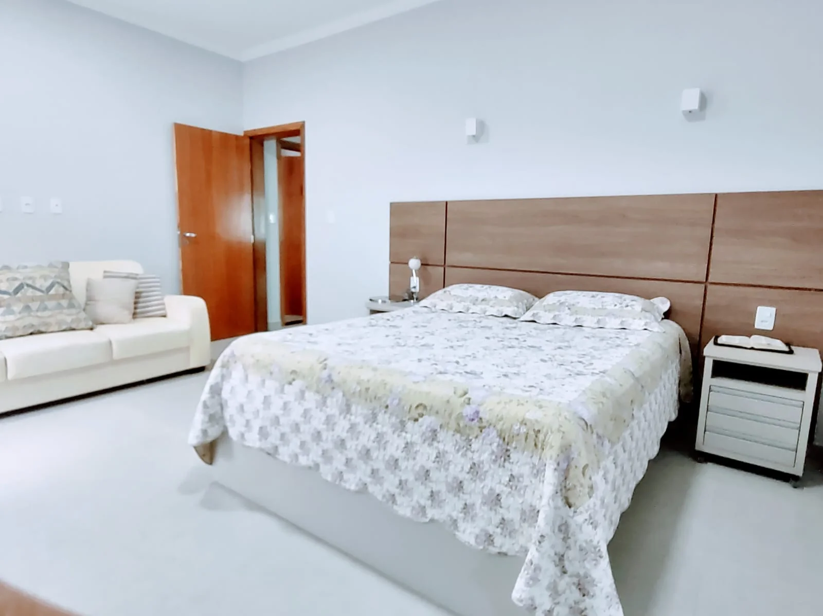 Casa à venda com 3 suítes no Residencial Vargas em Tremembé/SP. 