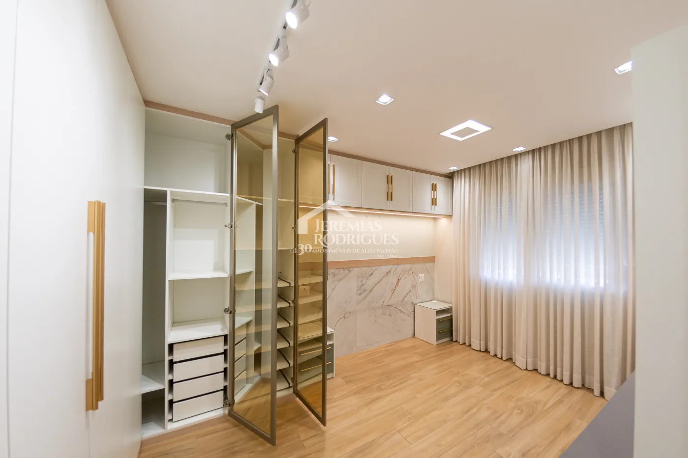 Apartamento à venda com 3 dormitórios, 98 m² no Edifício Bauhaus em Pindamonhangaba/SP.