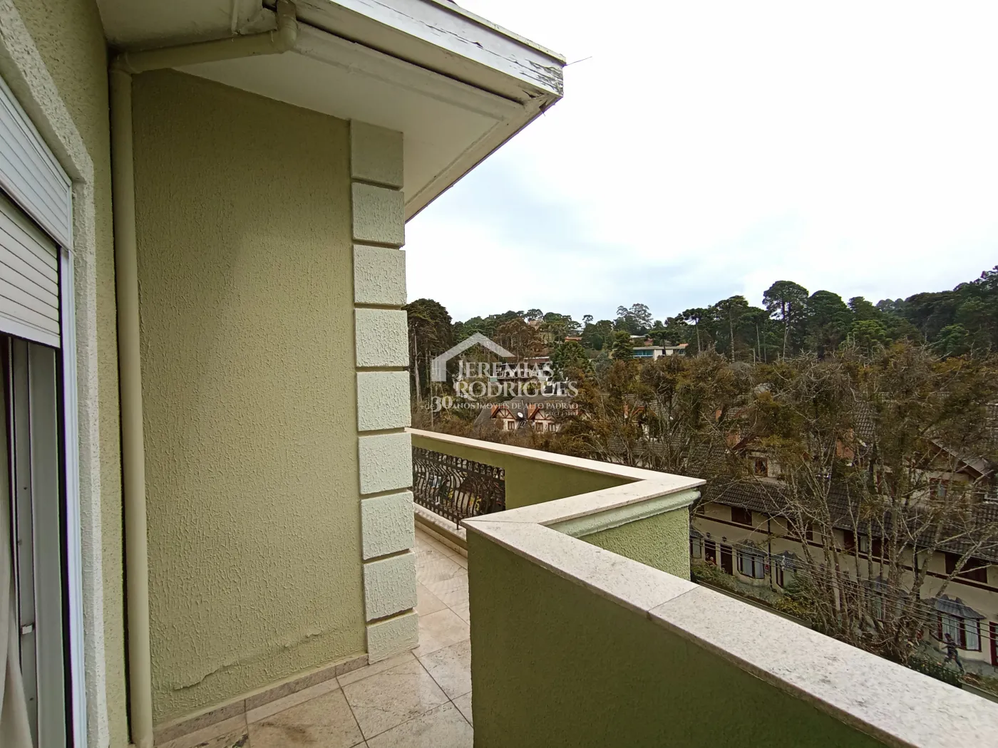 Apartamento duplex à venda com 4 suítes, 401 m² no Condomínio Chateau D Amboise em Campos do Jordão/SP.