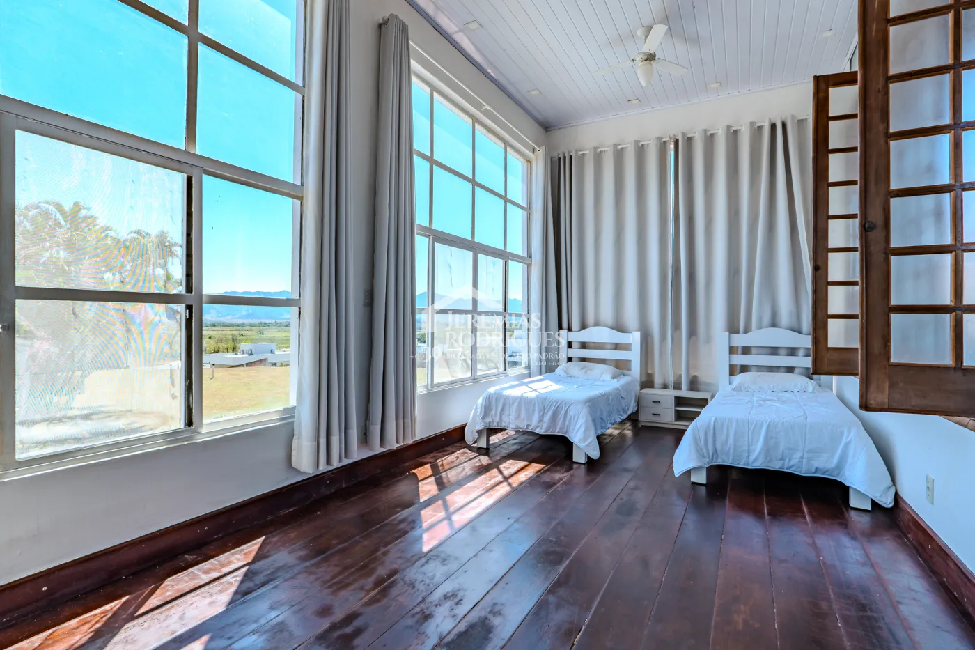 A Imobiliária Jeremias Rodrigues Imóveis de Alto Padrão disponibiliza para venda essa casa no Condomínio Morada do Visconde em Tremembé/SP.