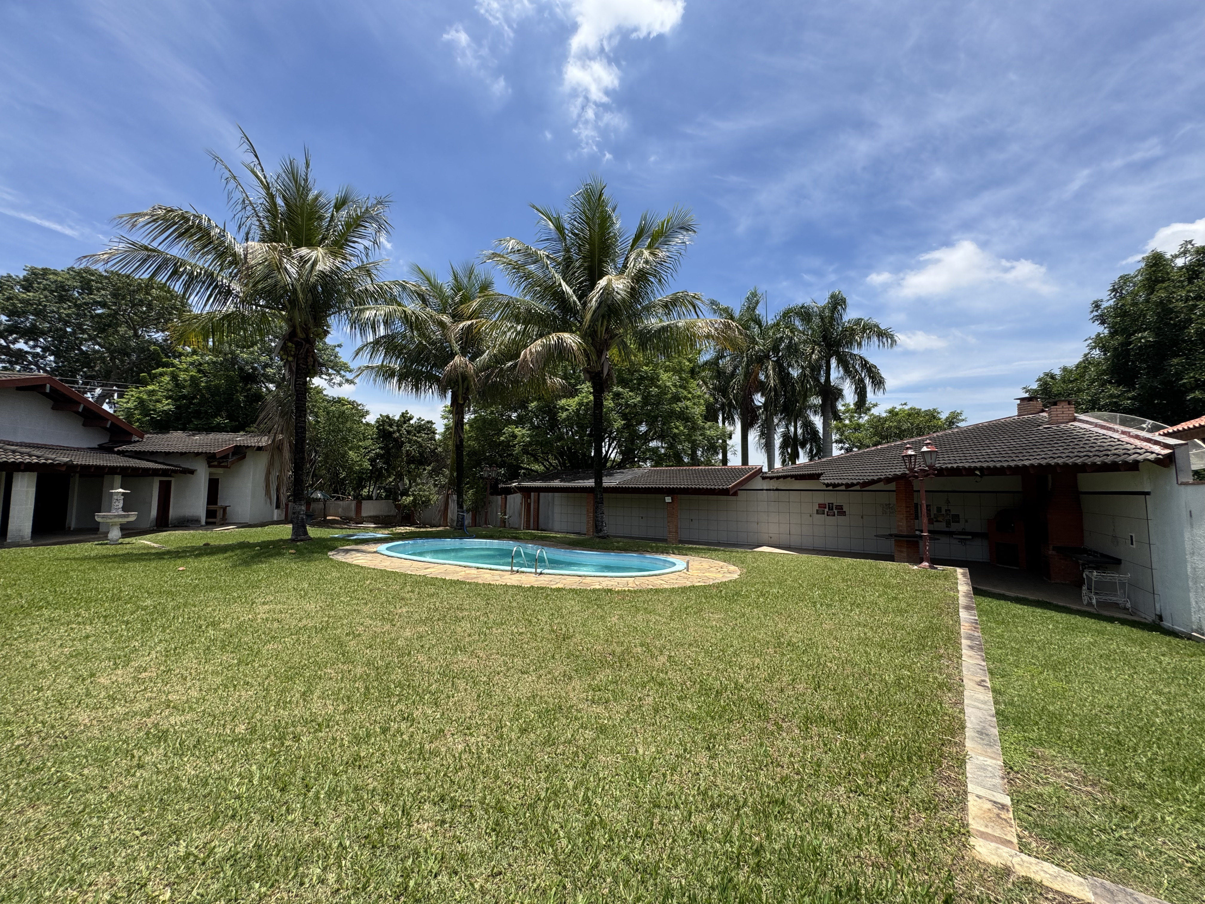 Casa à venda com 5 dormitórios no Condomínio Village Paineiras em Pindamonhangaba/SP.