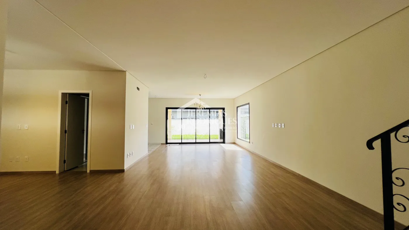 Casa assobradada à venda com 3 suítes no Condomínio e Ouro Ville em Taubaté/SP.