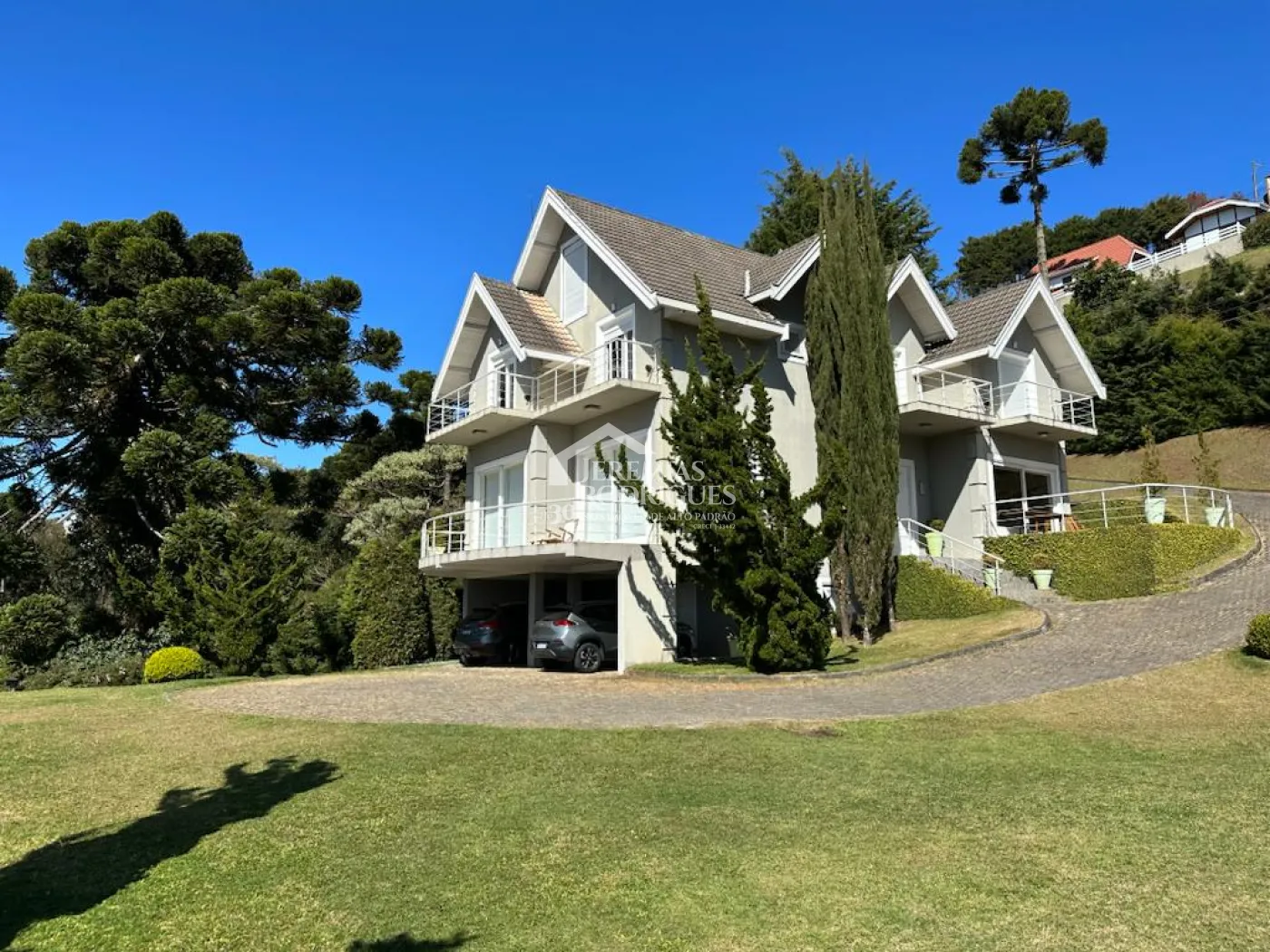 Casa à venda com 7 suítes no Recanto Araucária em Campos do Jordão/SP.