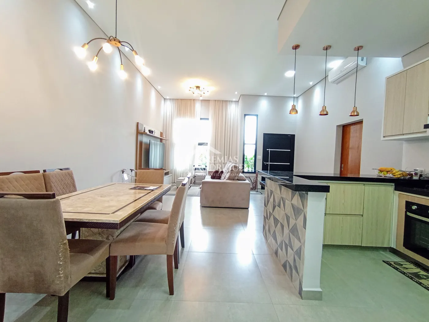 Casa à venda com 3 dormitórios no Condomínio Morada do Visconde em Tremembé/SP.